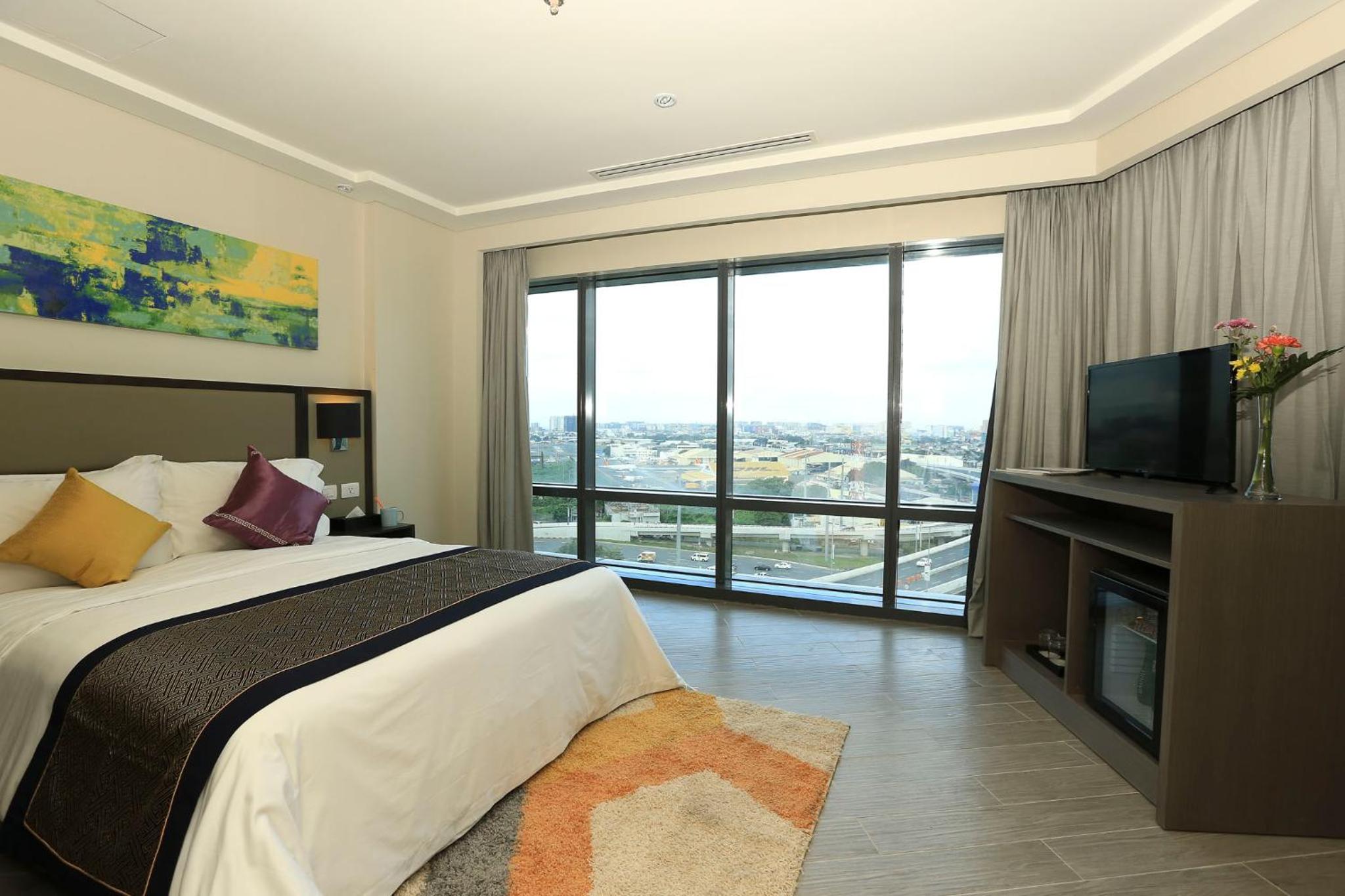 1 Bedroom Executive Suite with Living Room and Airport View photo 2