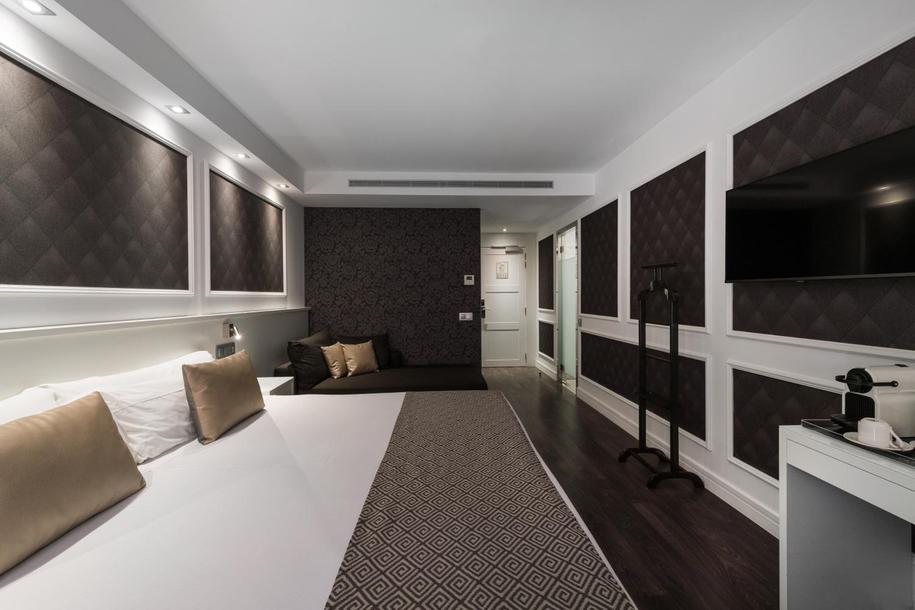 Superior Double or Twin Room thumbnail 6