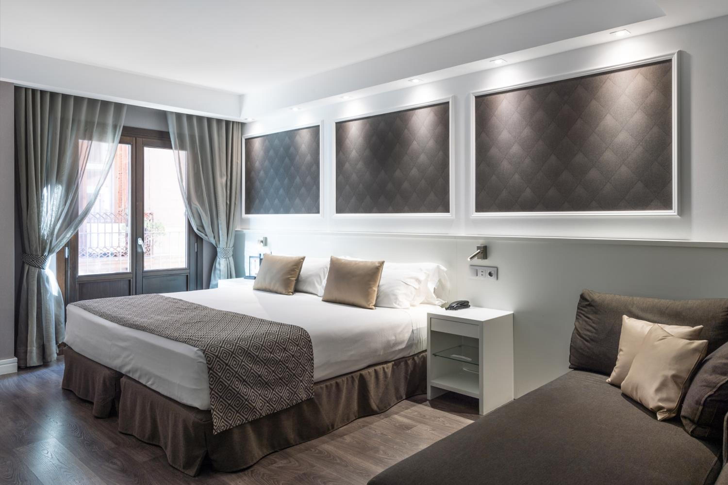 Superior Double or Twin Room thumbnail 5