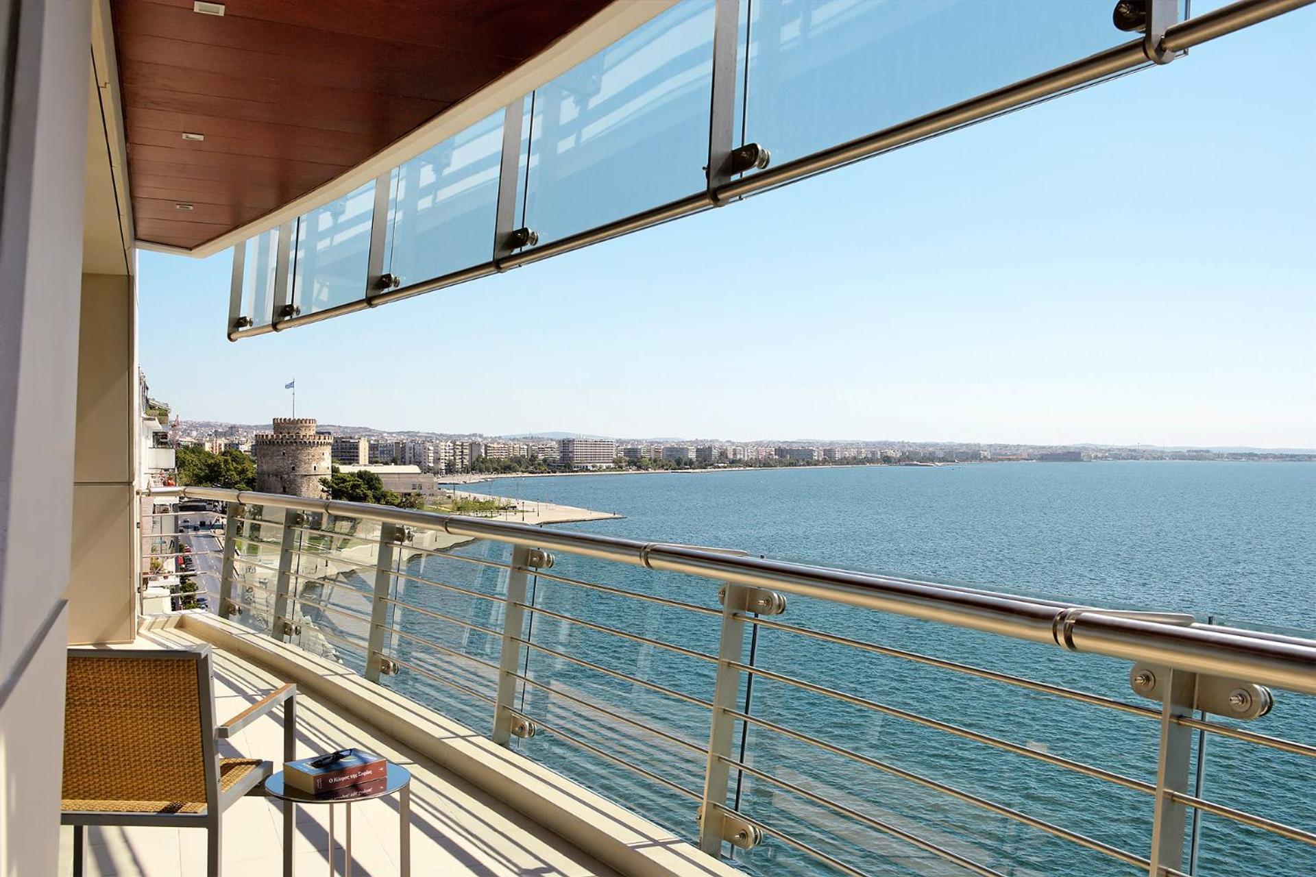 Luxury Suite with Front Sea View - Photo 9