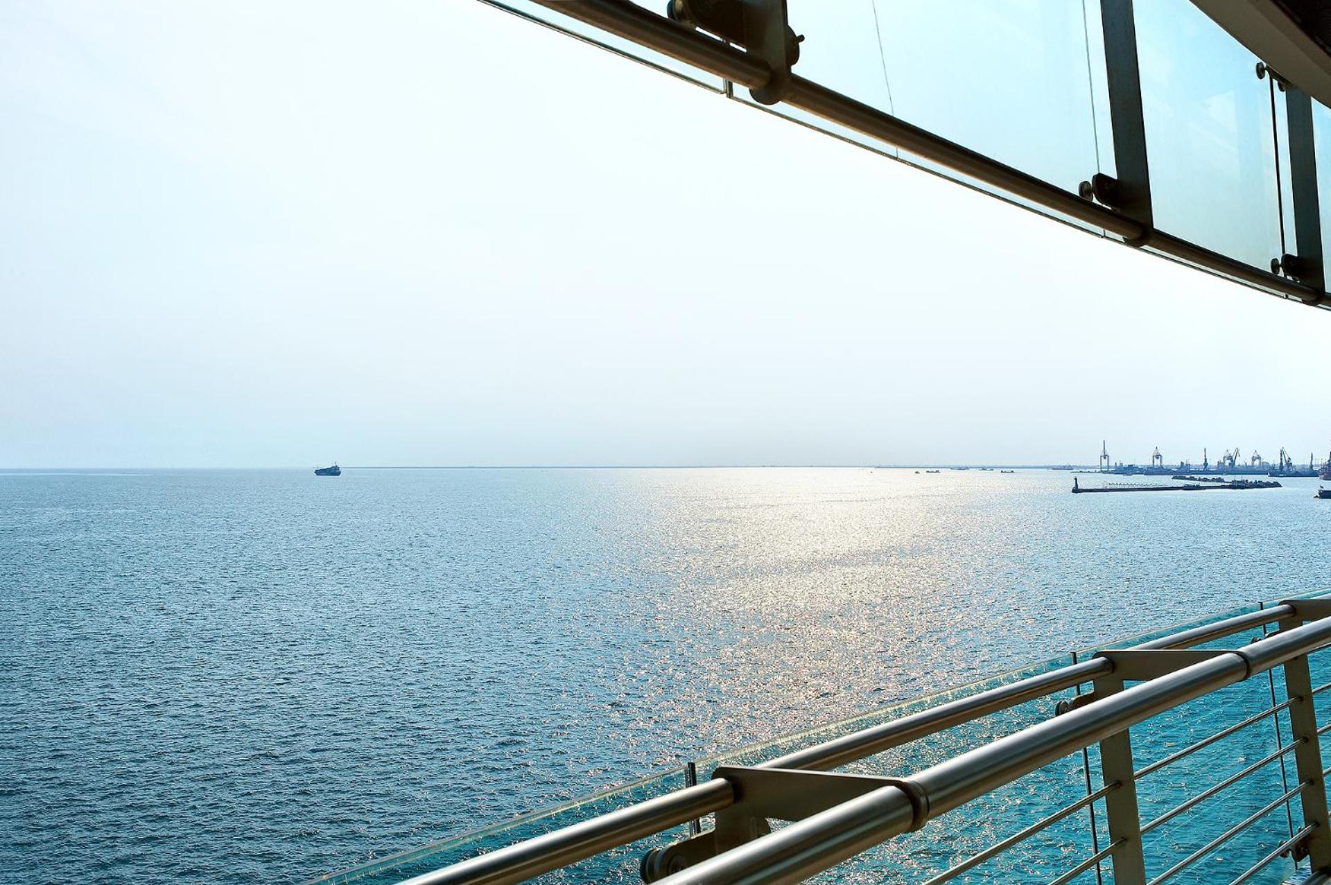 Luxury Suite with Front Sea View - Photo 5