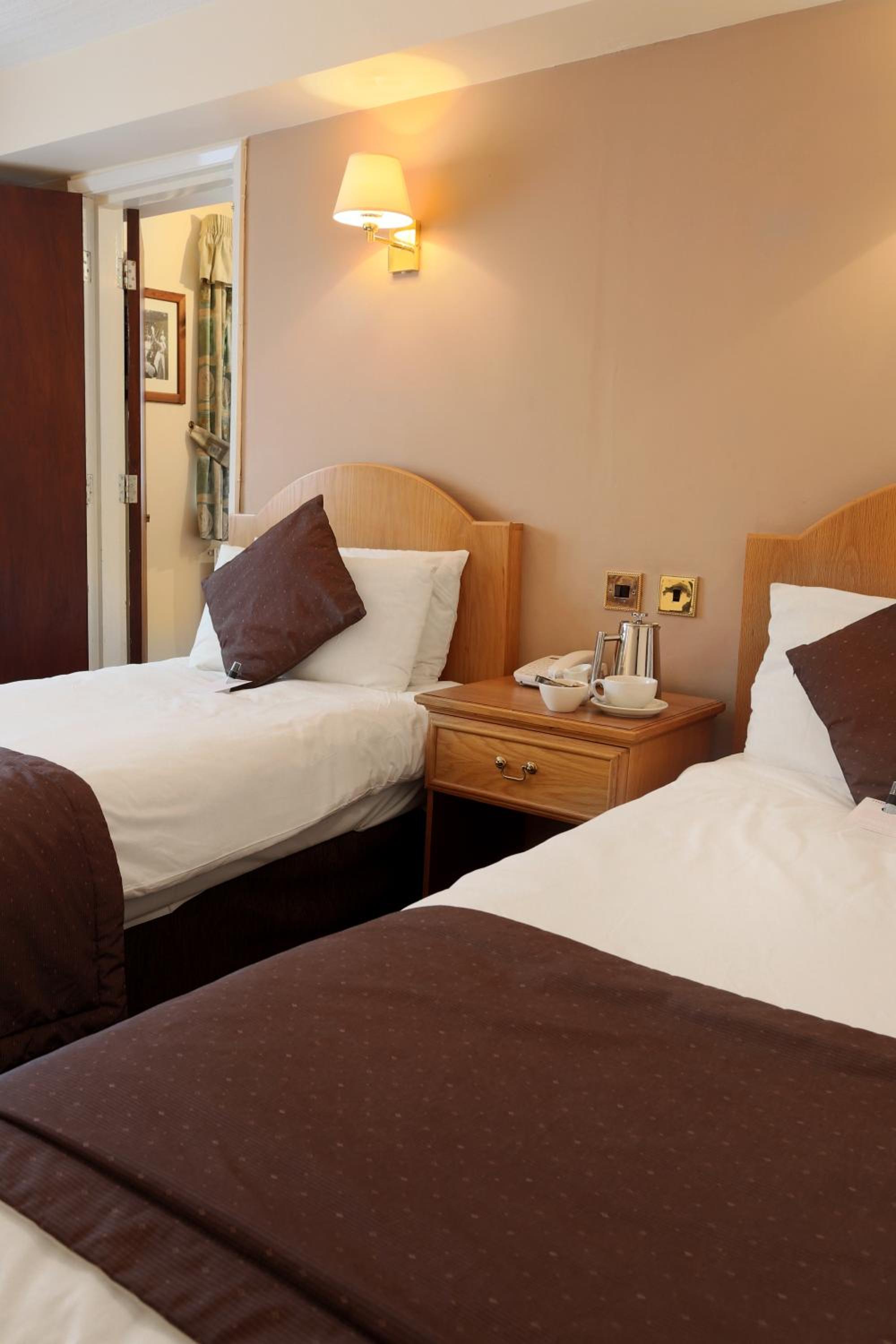 Standard Twin Room - Photo 1