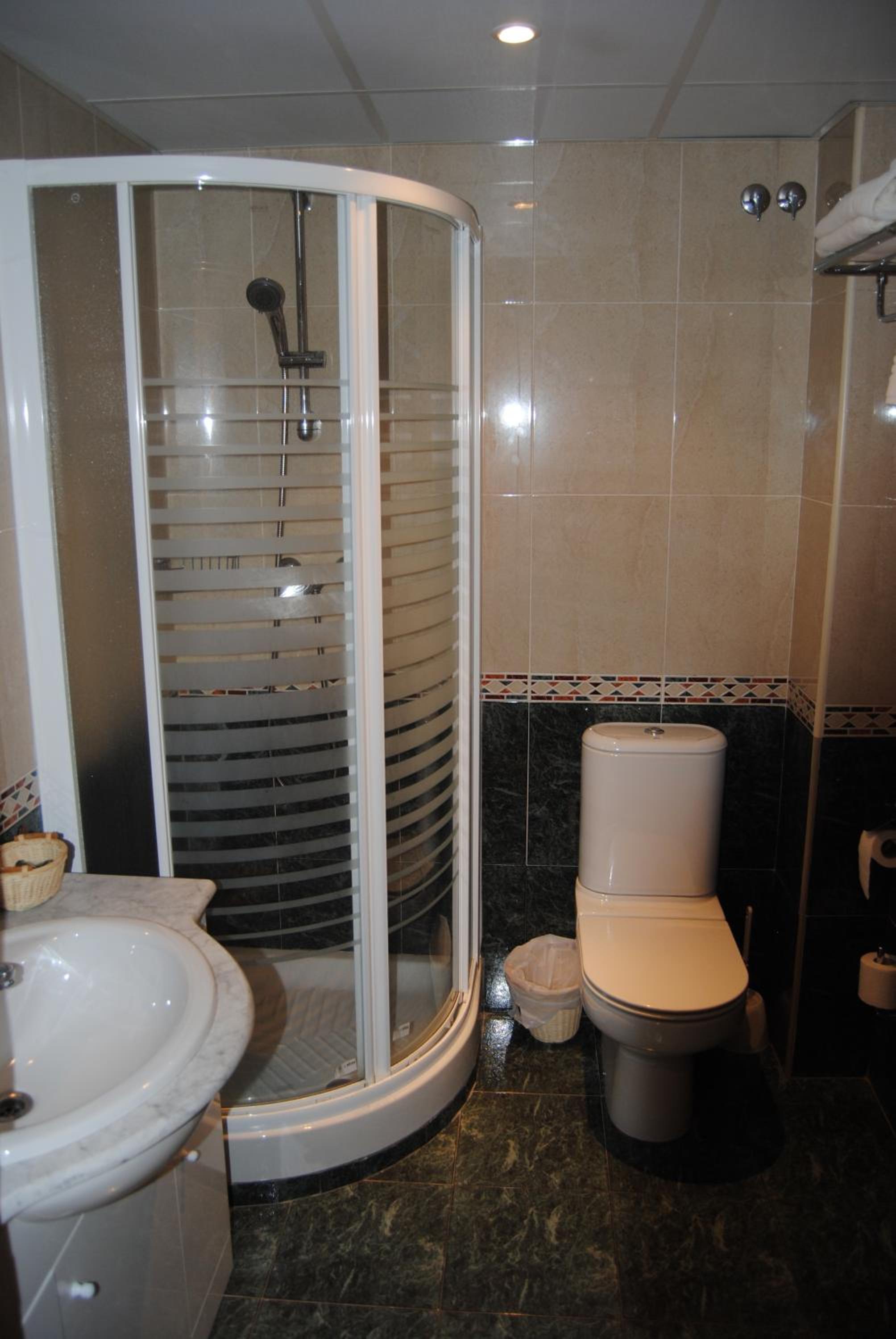 Twin Room - Photo 10