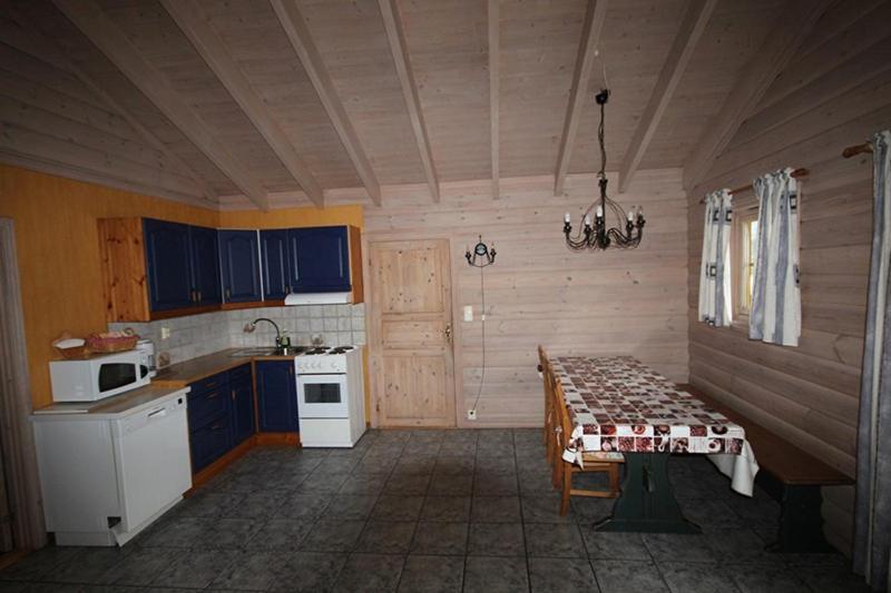 Three-Bedroom Cottage with Private Bathroom - Photo 3