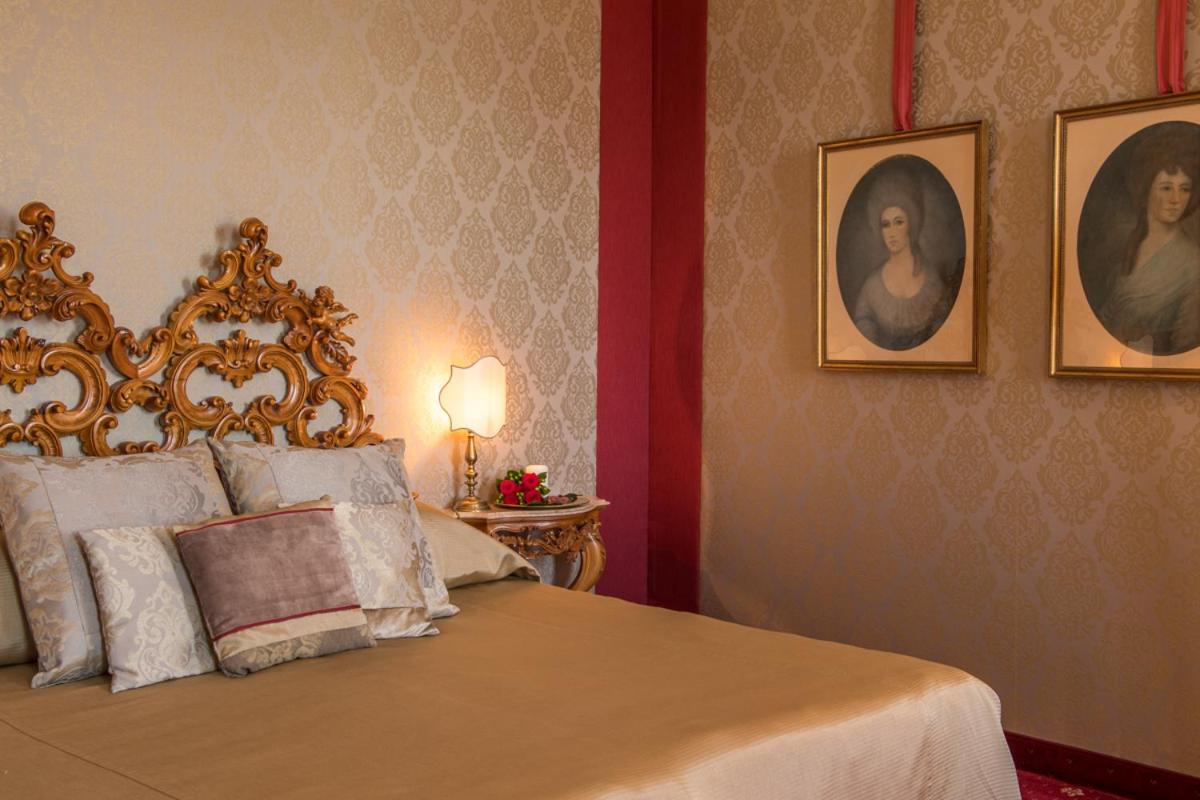 Junior Suite with Lagoon View thumbnail 6