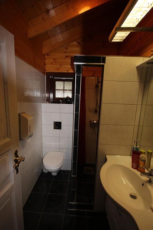 Three-Bedroom Cottage with Private Bathroom - Photo 2