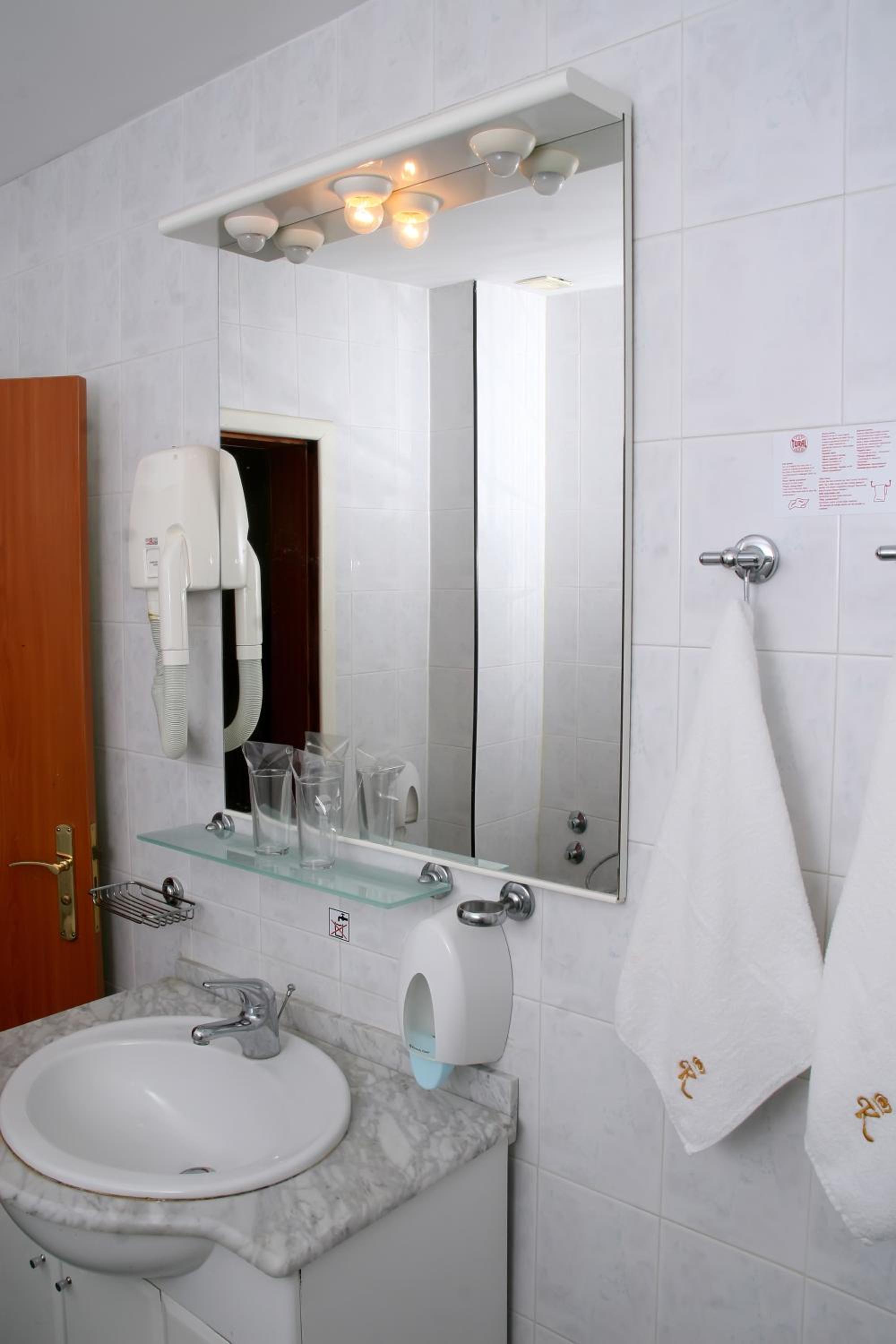 Deluxe Family Room (2 Adults + 2 Children) photo 3