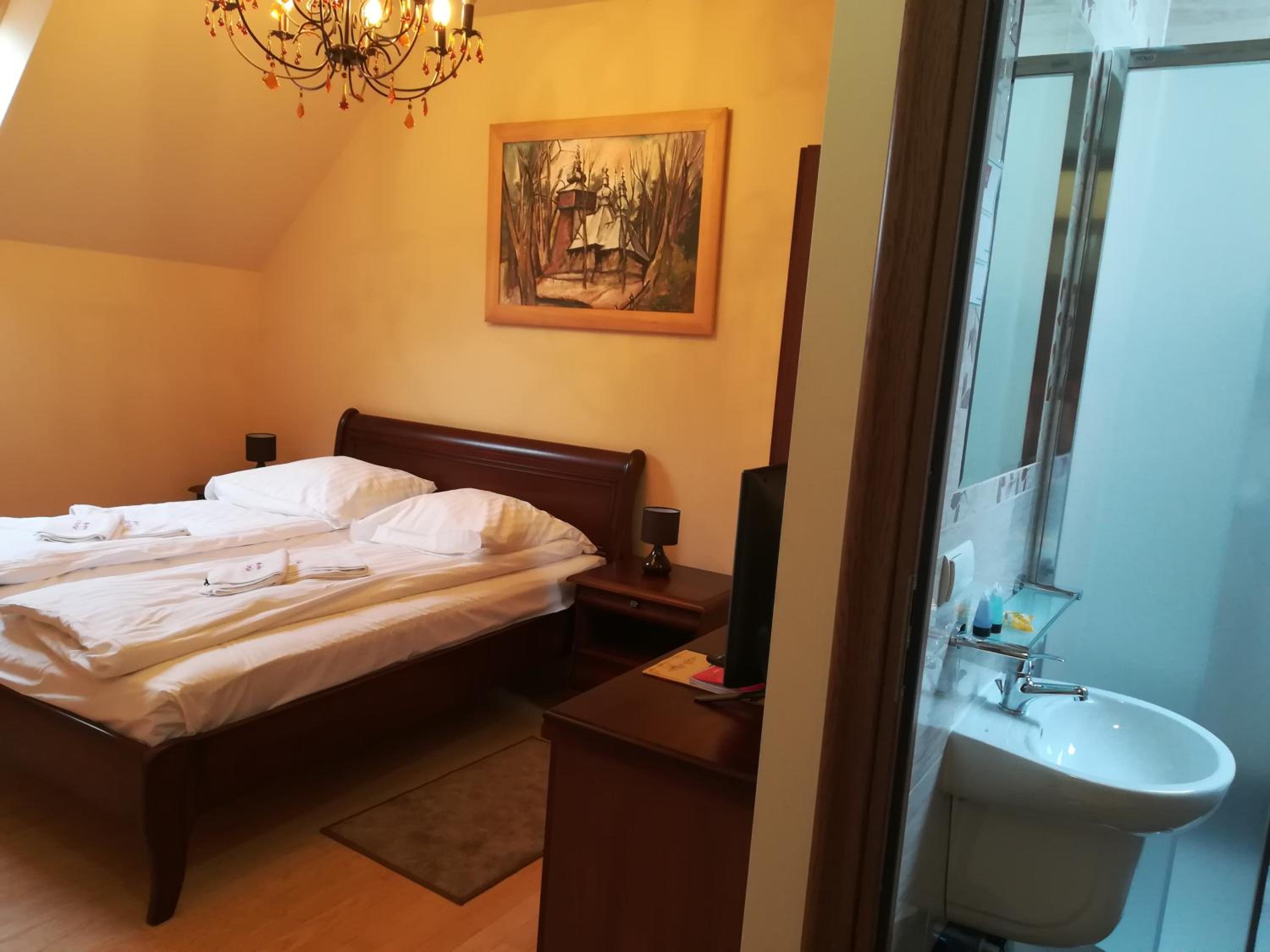 Economy Double Room - Photo 7
