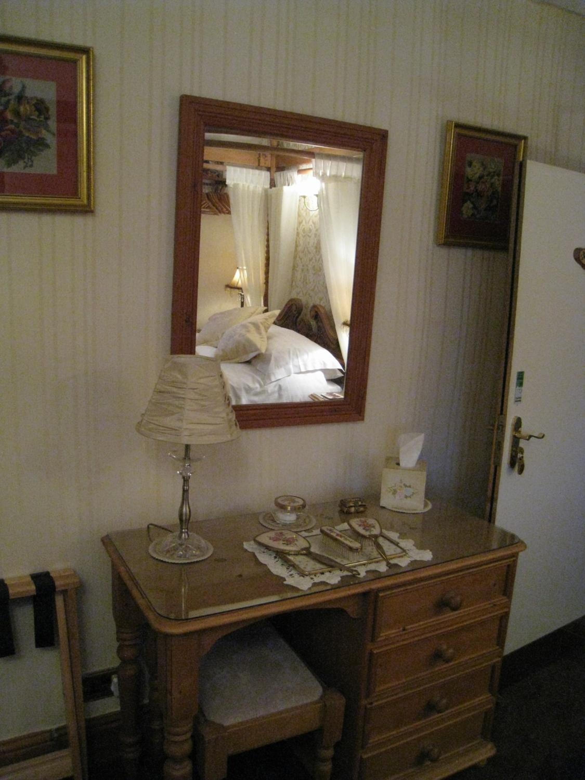 Superior Double Room with Four Poster Bed photo 3