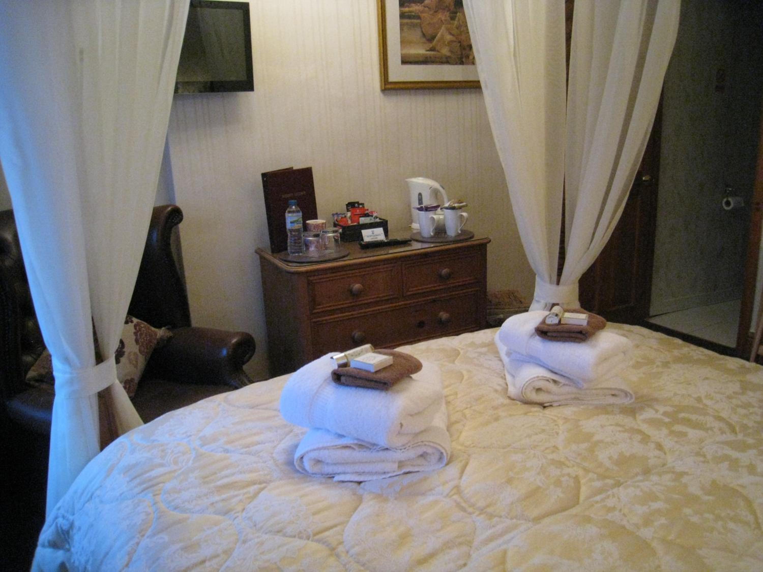 Superior Double Room with Four Poster Bed photo 2