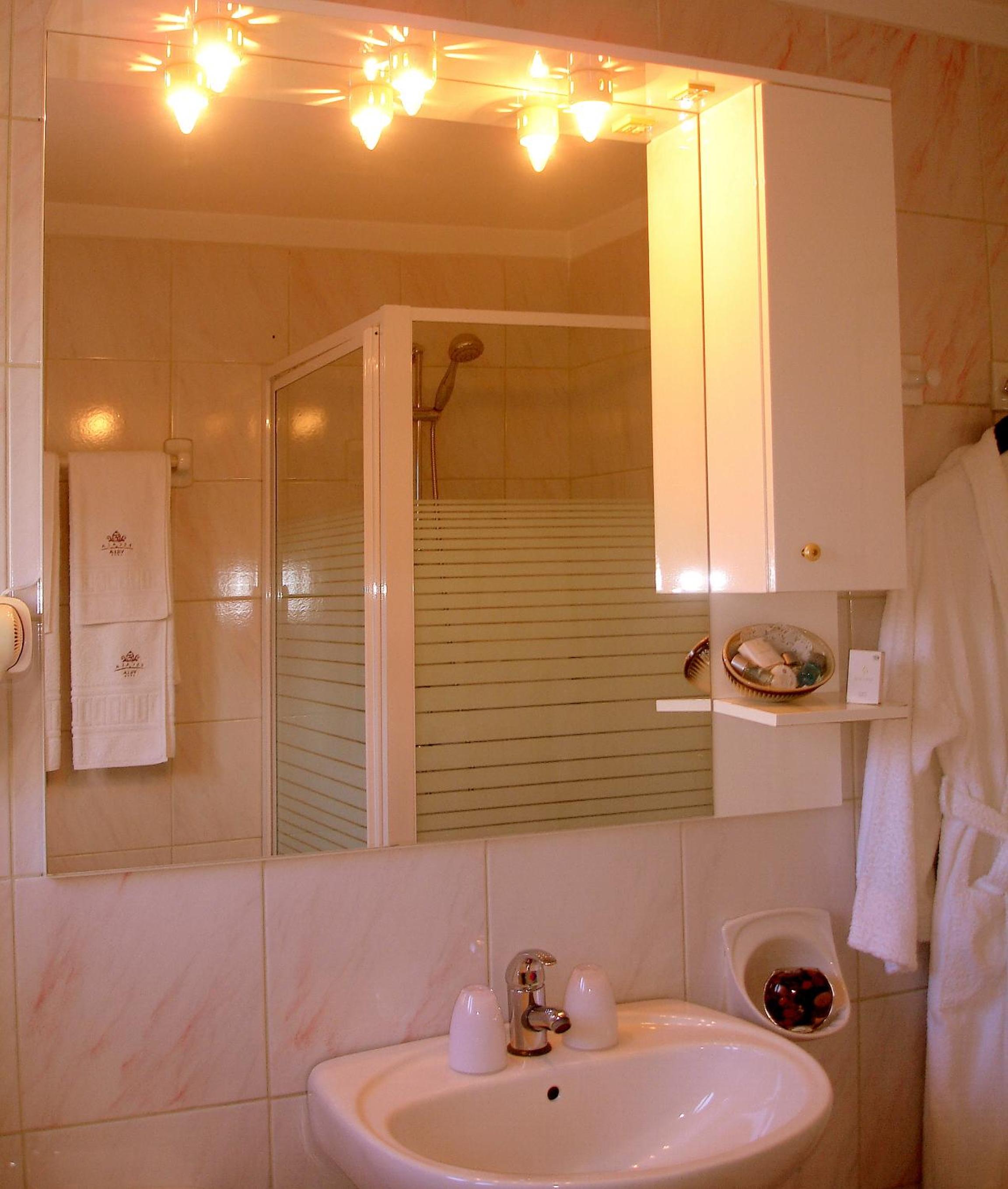 Standard Twin Room - Photo 6