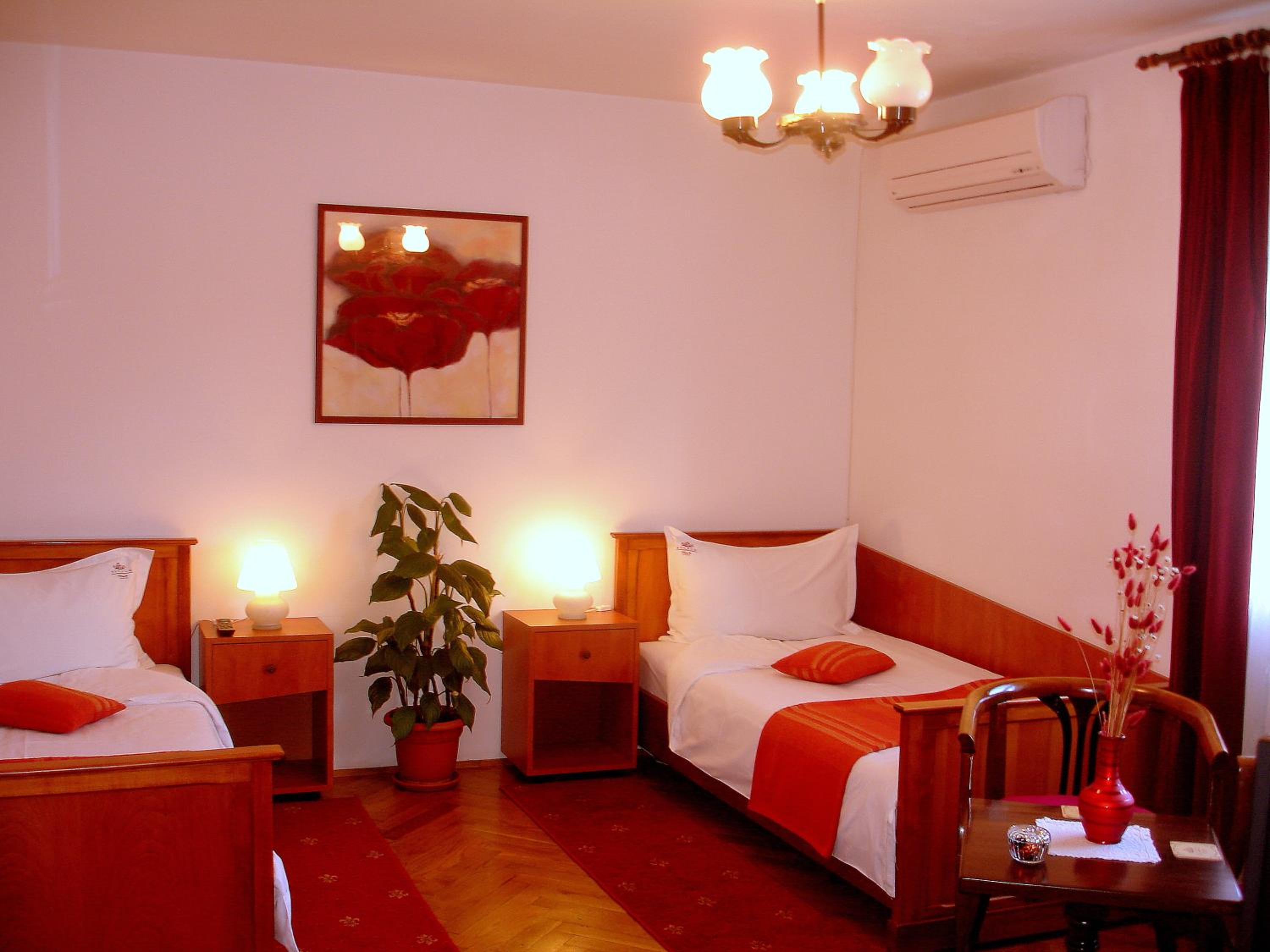 Standard Twin Room - Photo 2