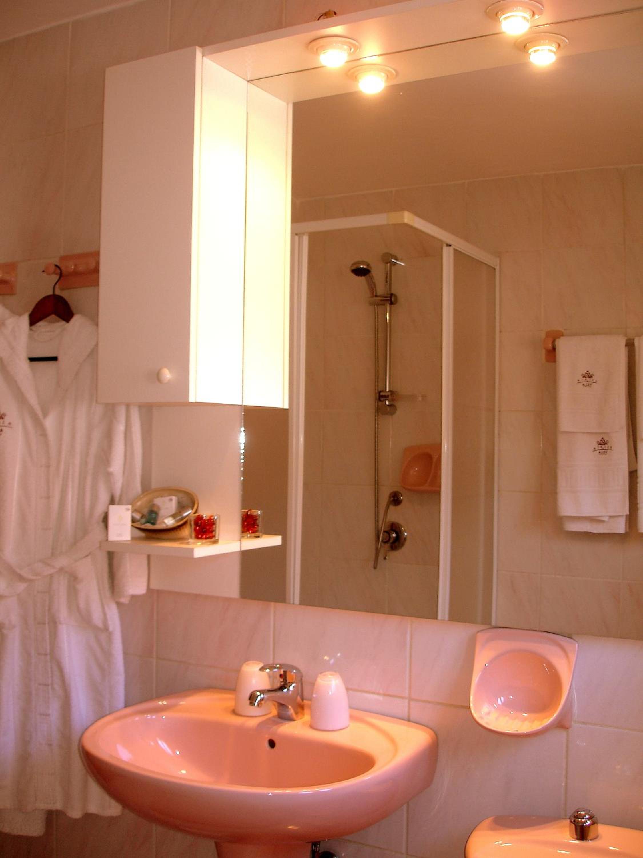Standard Twin Room - Photo 5