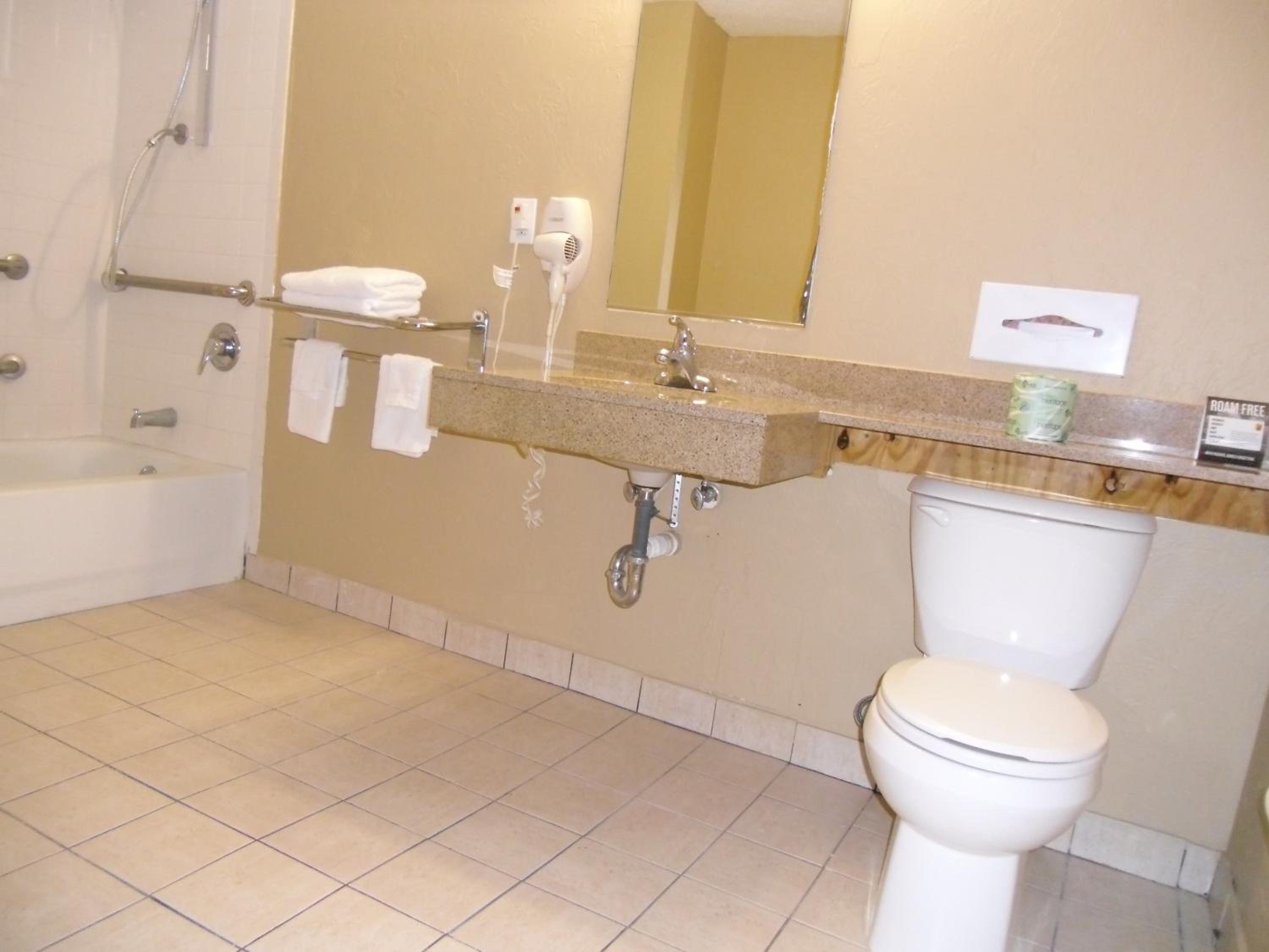 King Room with Bath Tub - Mobility/Hearing Accessible - Non-Smoking - Photo 4