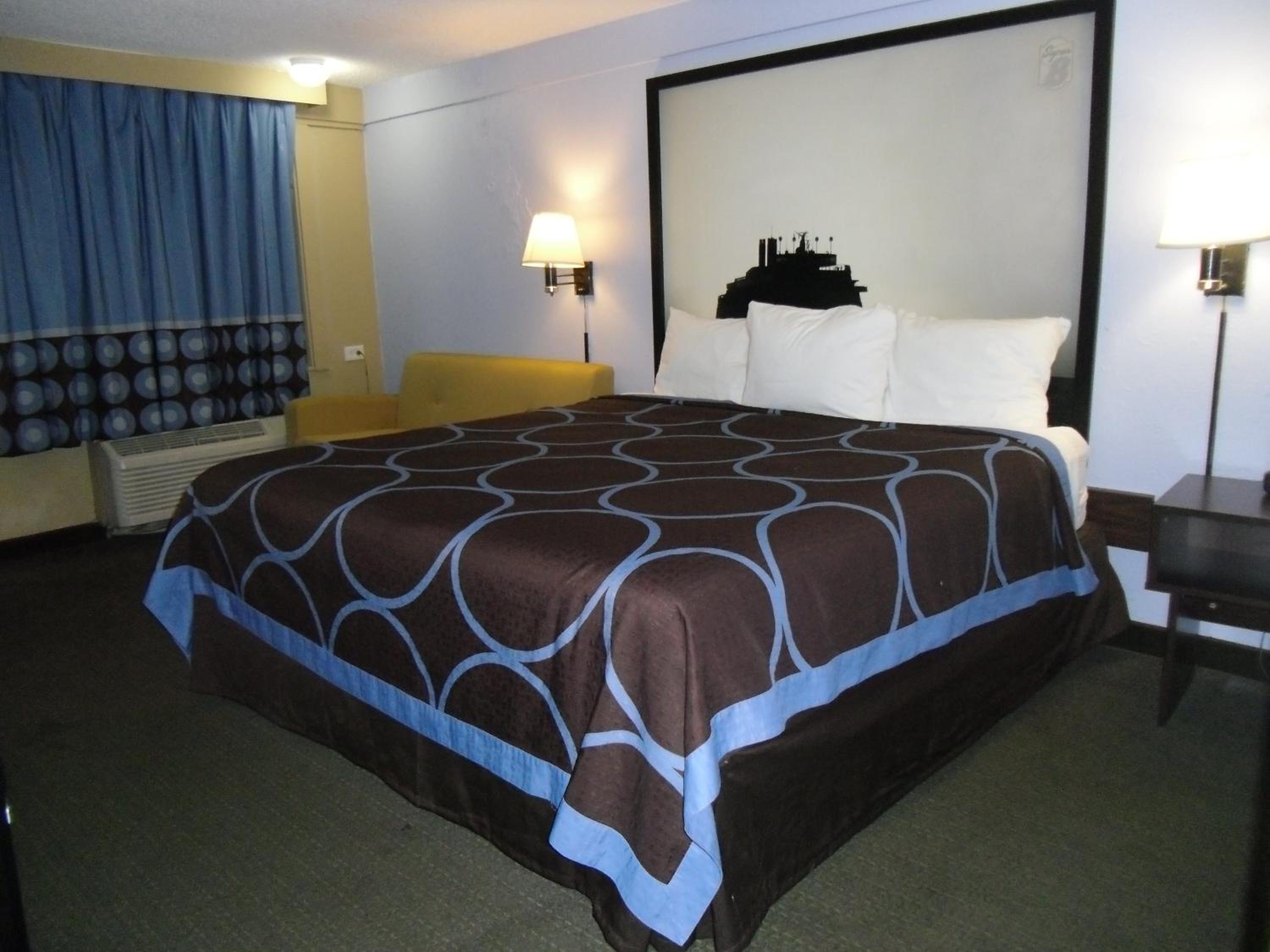 King Room with Bath Tub - Mobility/Hearing Accessible - Non-Smoking - Photo 2