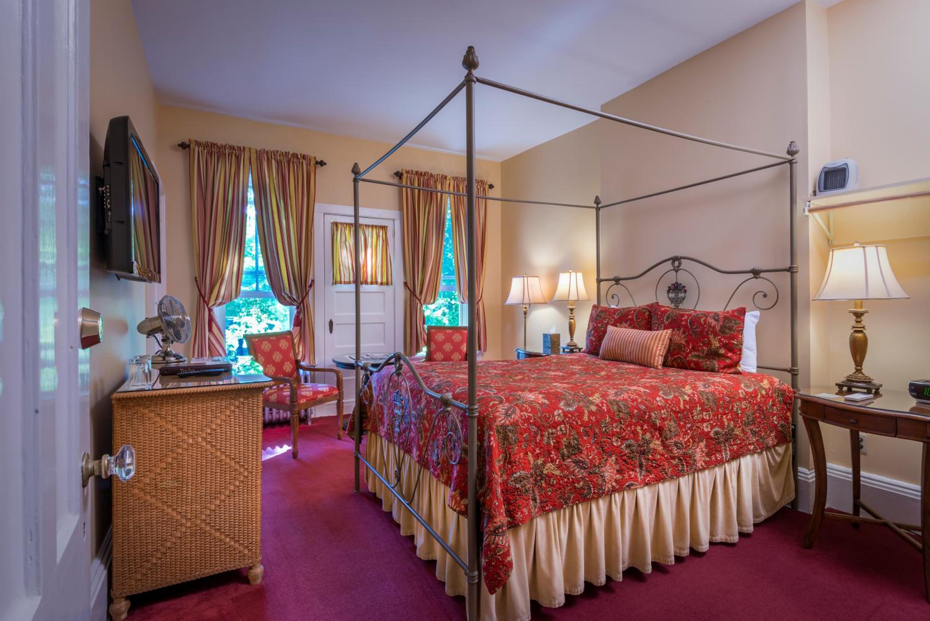 Classic Room - One Queen Bed