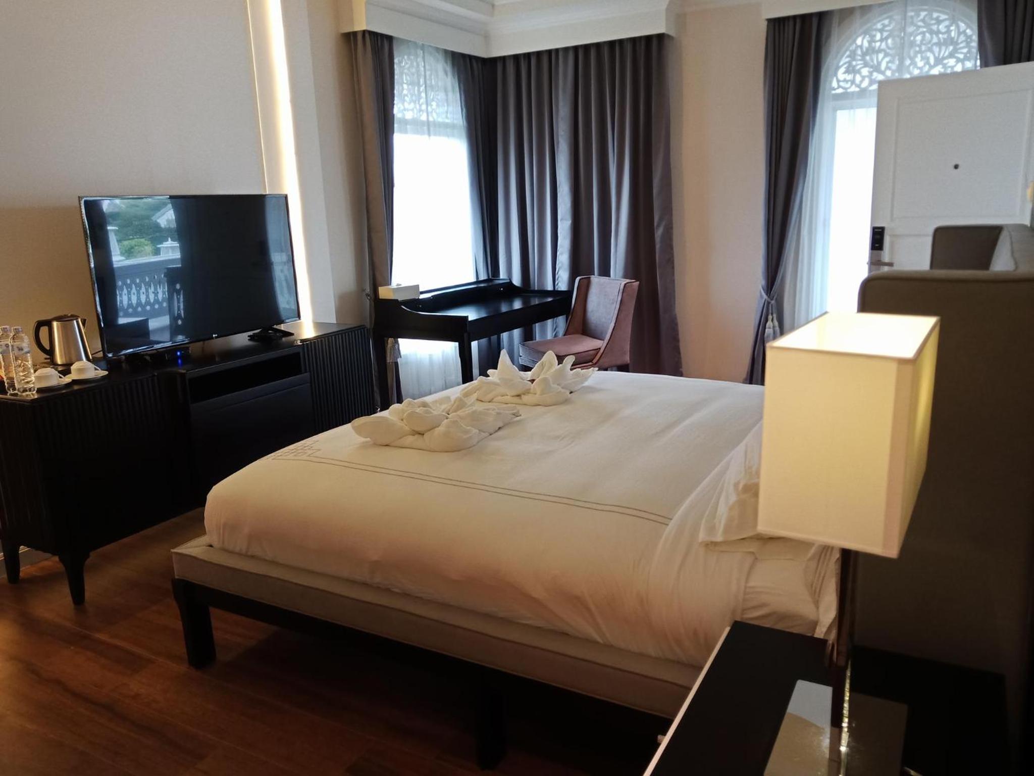 Deluxe King Suite photo 3