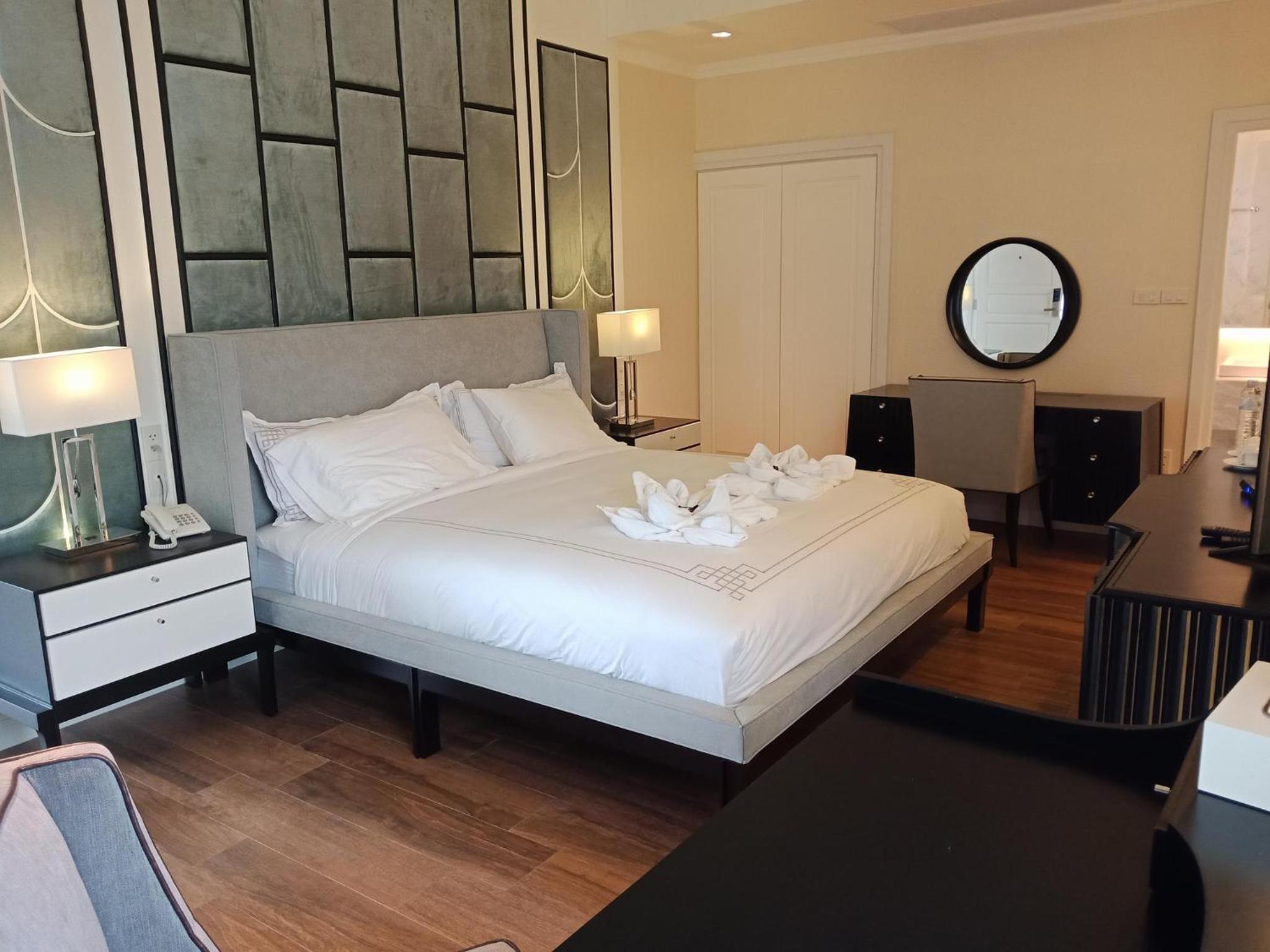 Deluxe King Suite photo 2
