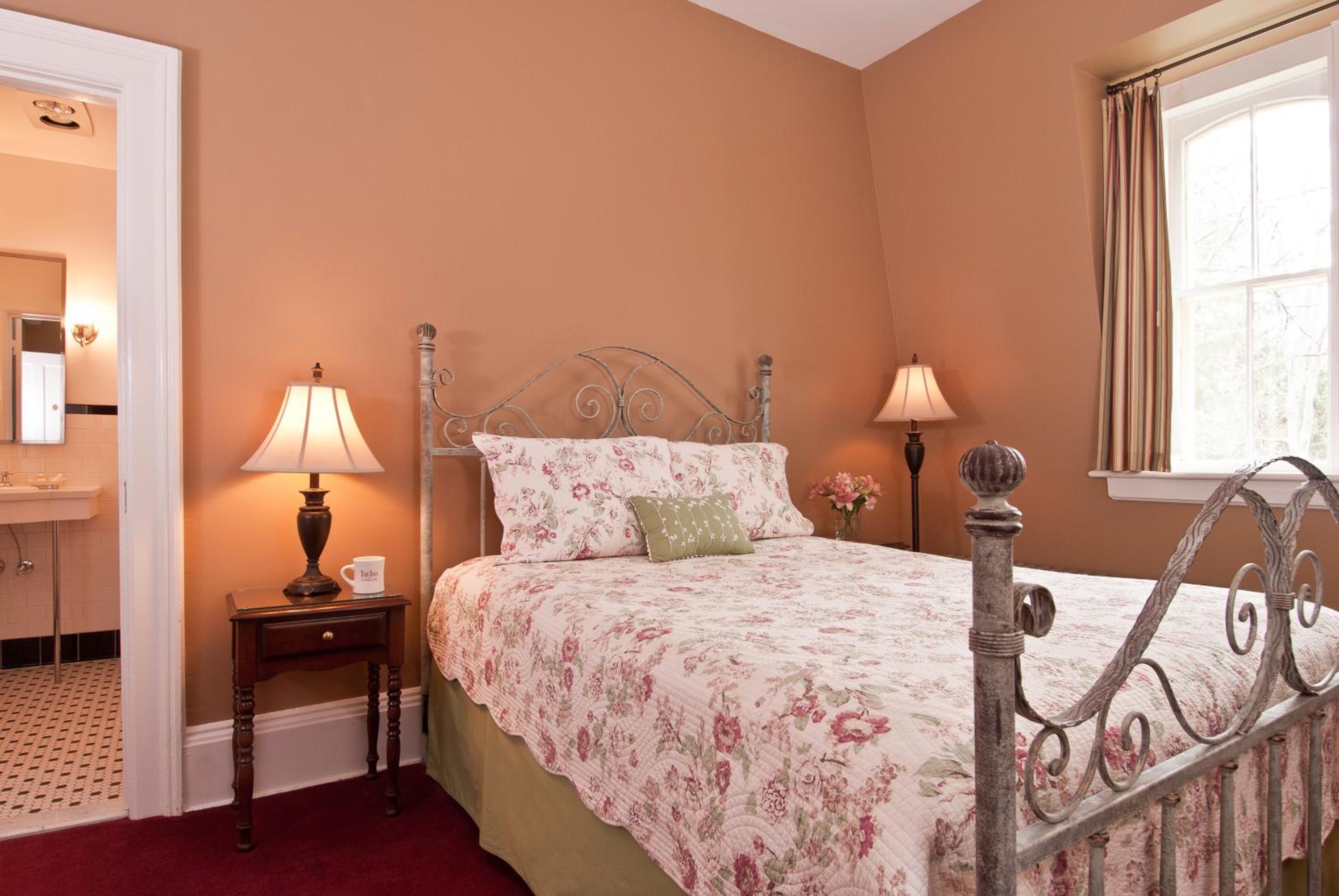 Classic Room - One Queen Bed and One Twin Bed