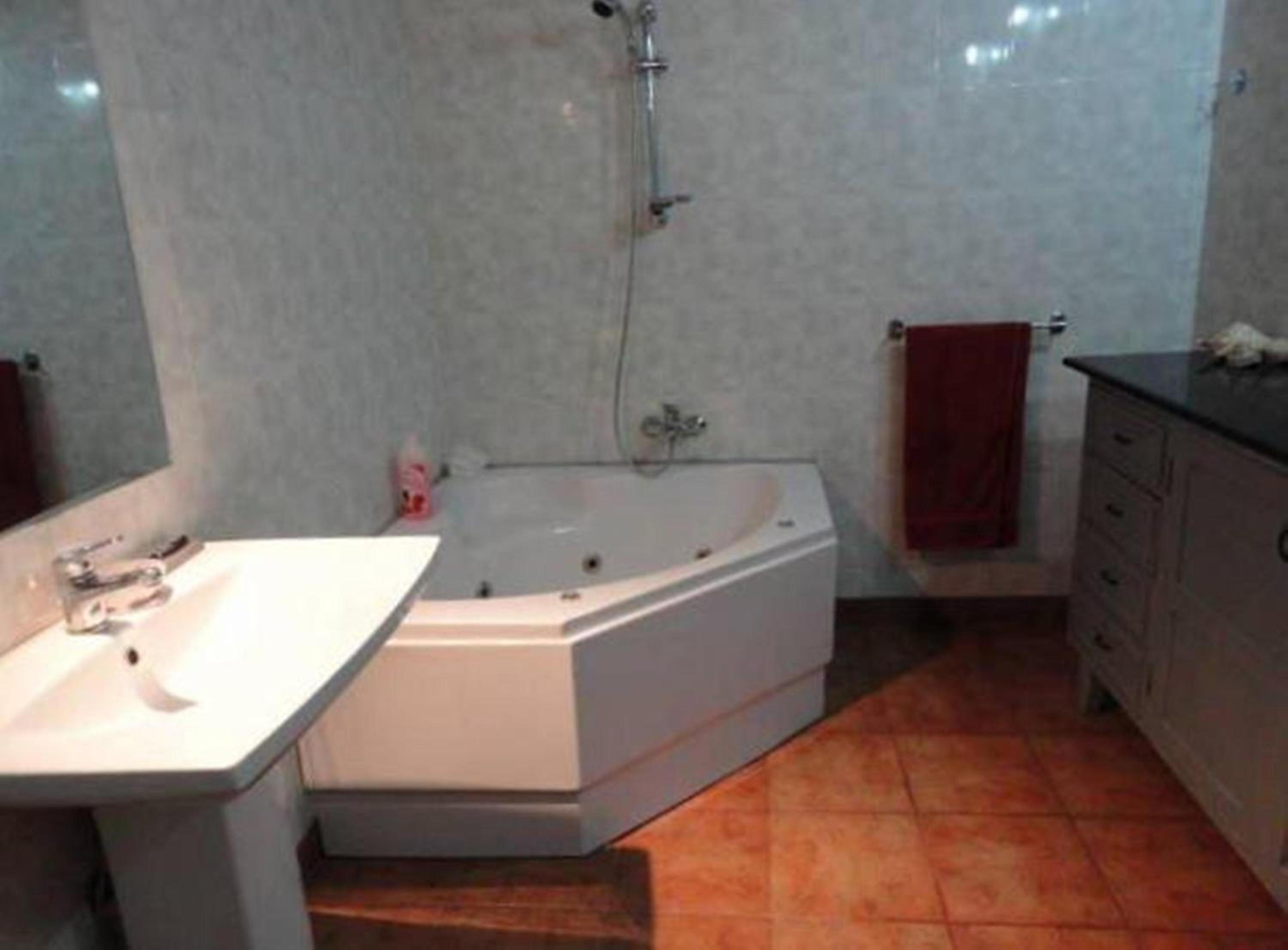 Deluxe Double Room with Private Bathroom With Garden View - Photo 16
