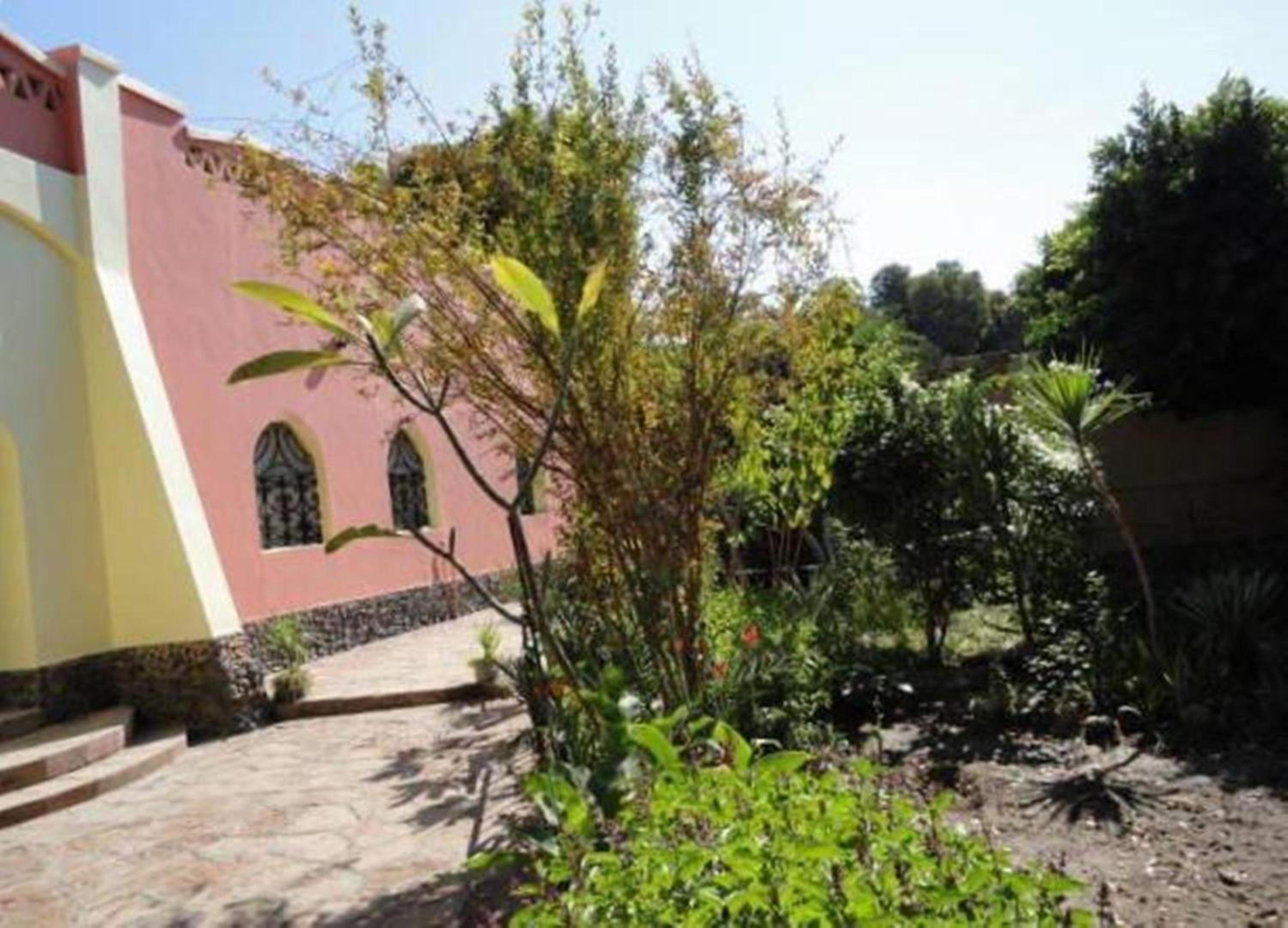 Deluxe Double Room with Private Bathroom With Garden View - Photo 28
