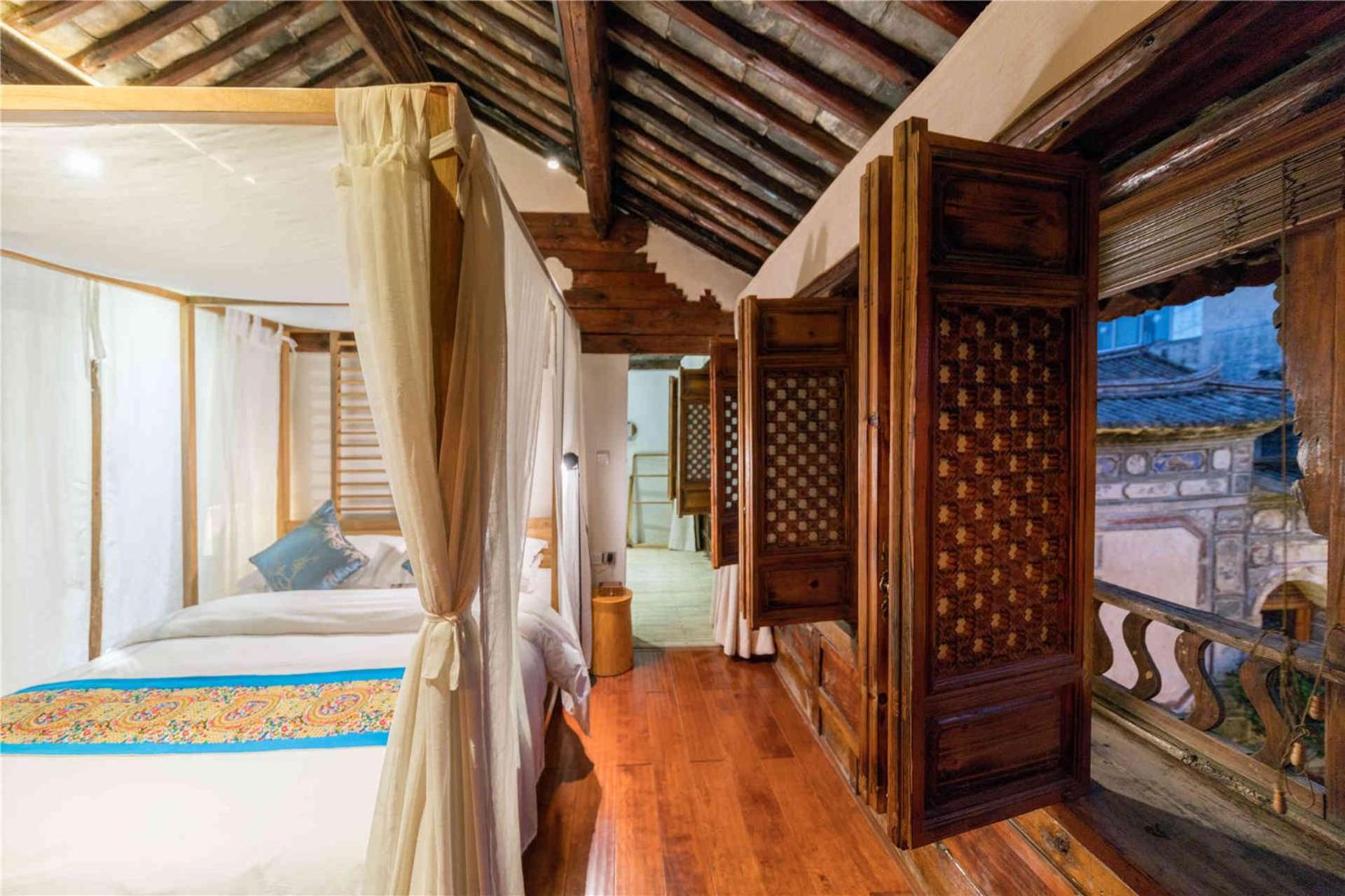 Queen Suite with Spa Bath photo 2