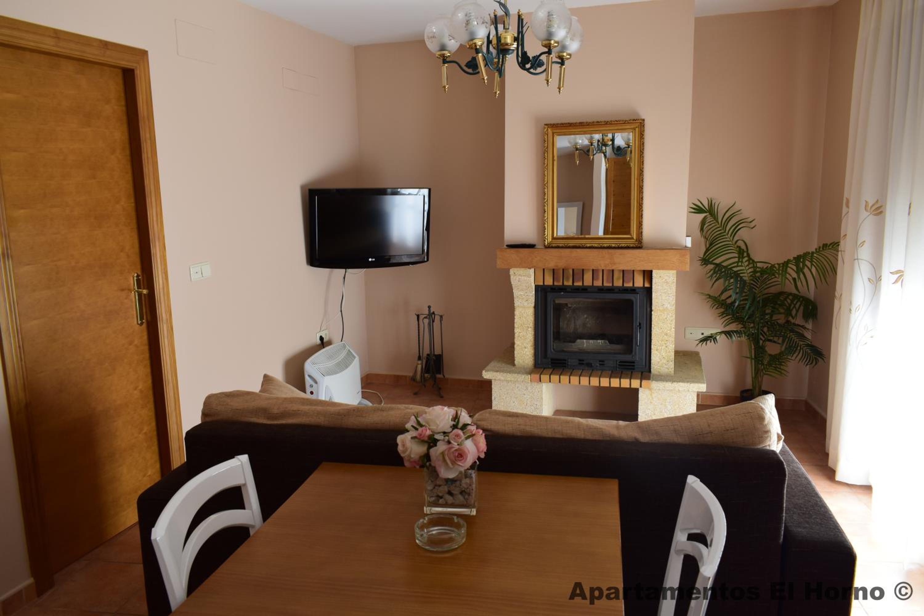 Apartment with Balcony - Photo 5