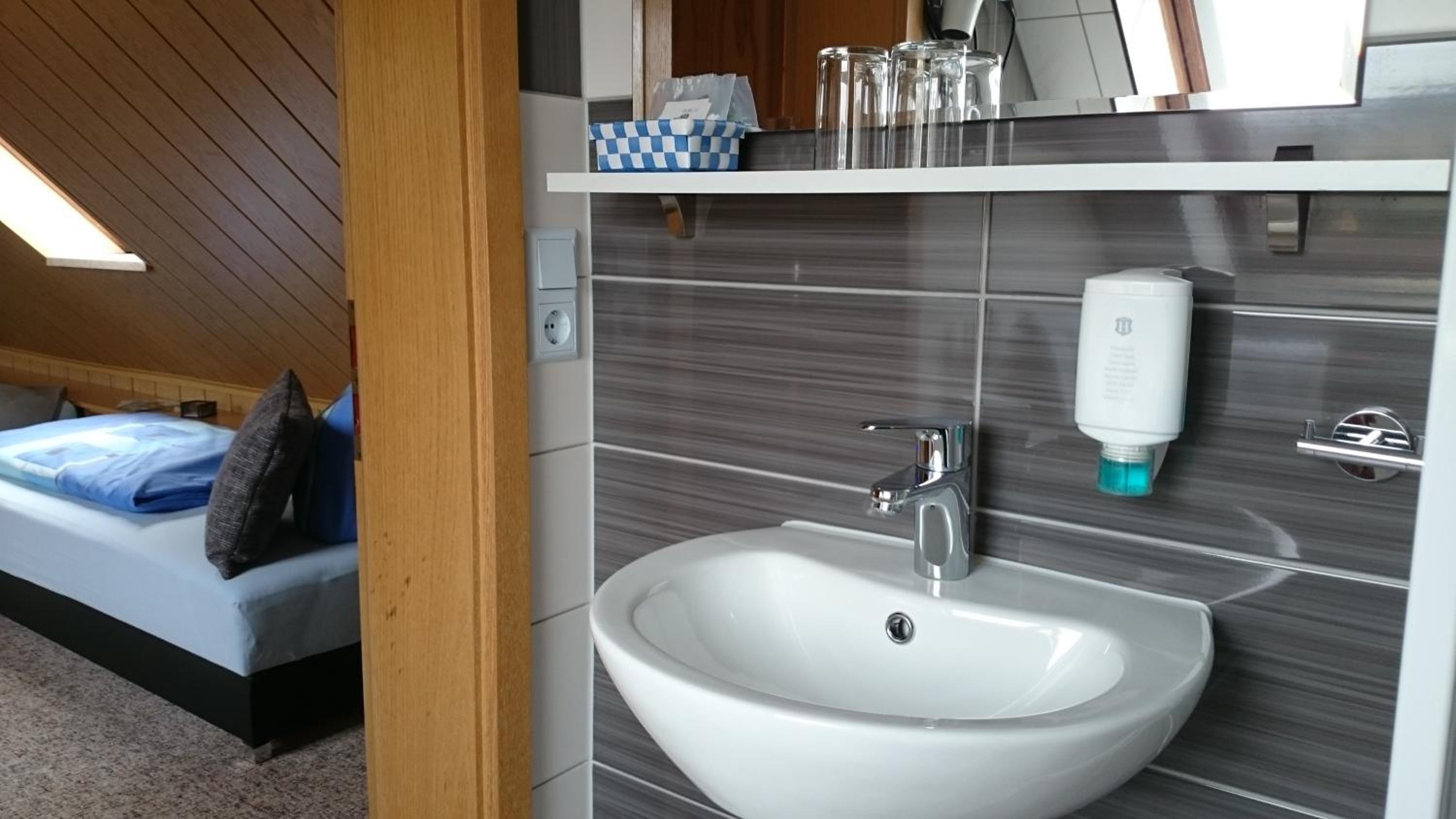 Standard Twin Room - Photo 2