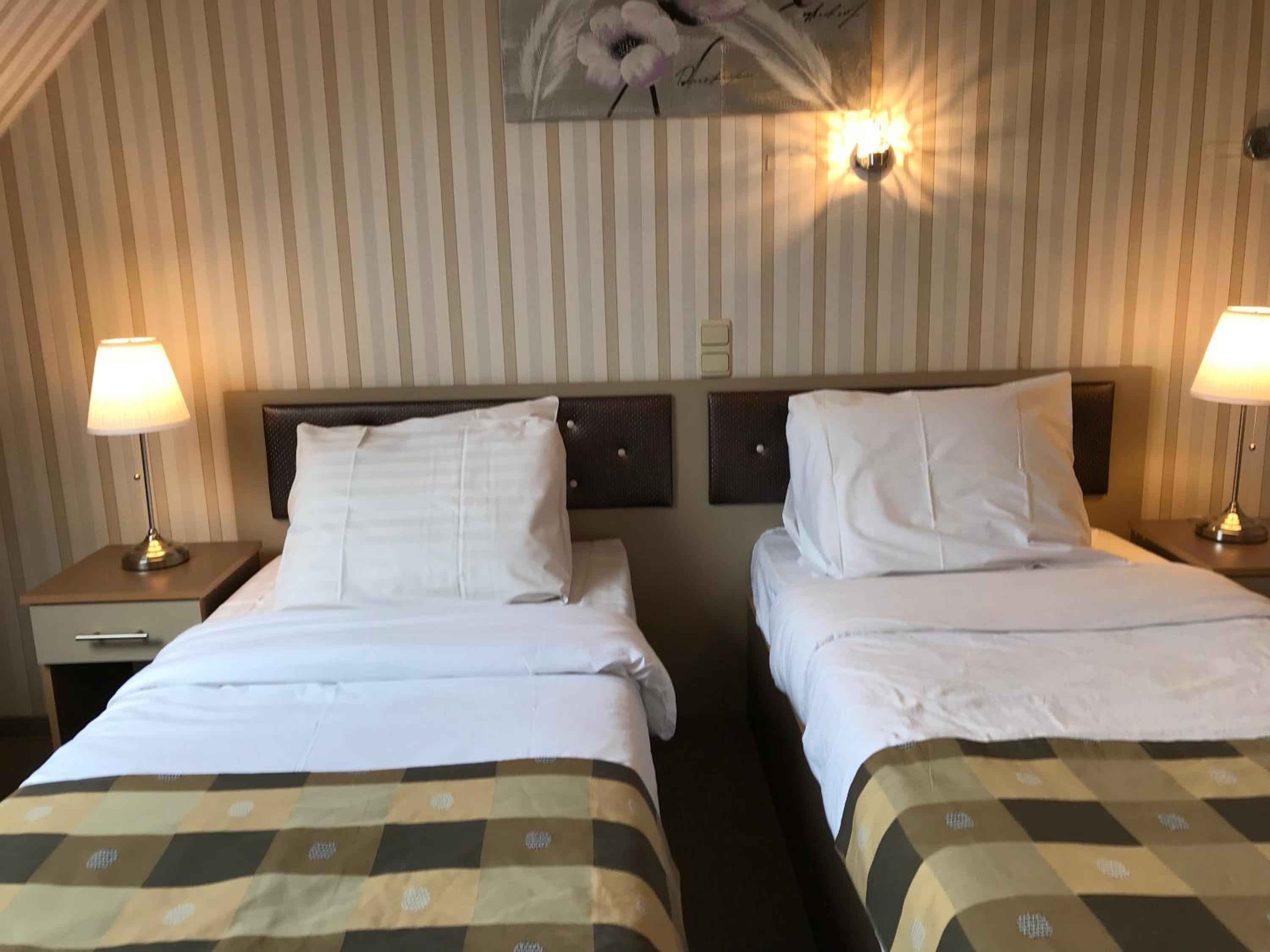 Standard Double or Twin Room - Photo 6