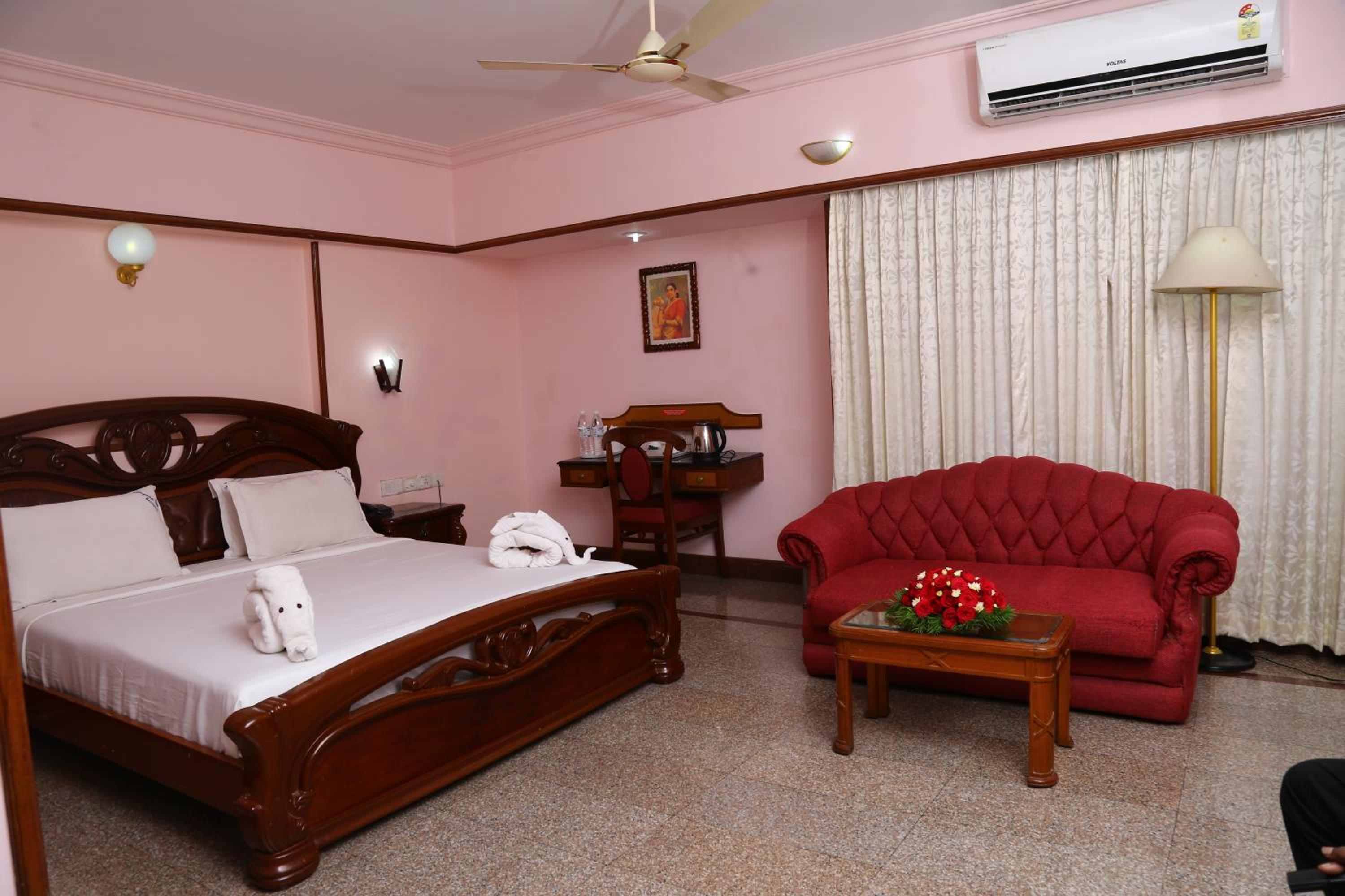Luxury Deluxe A/C photo 2