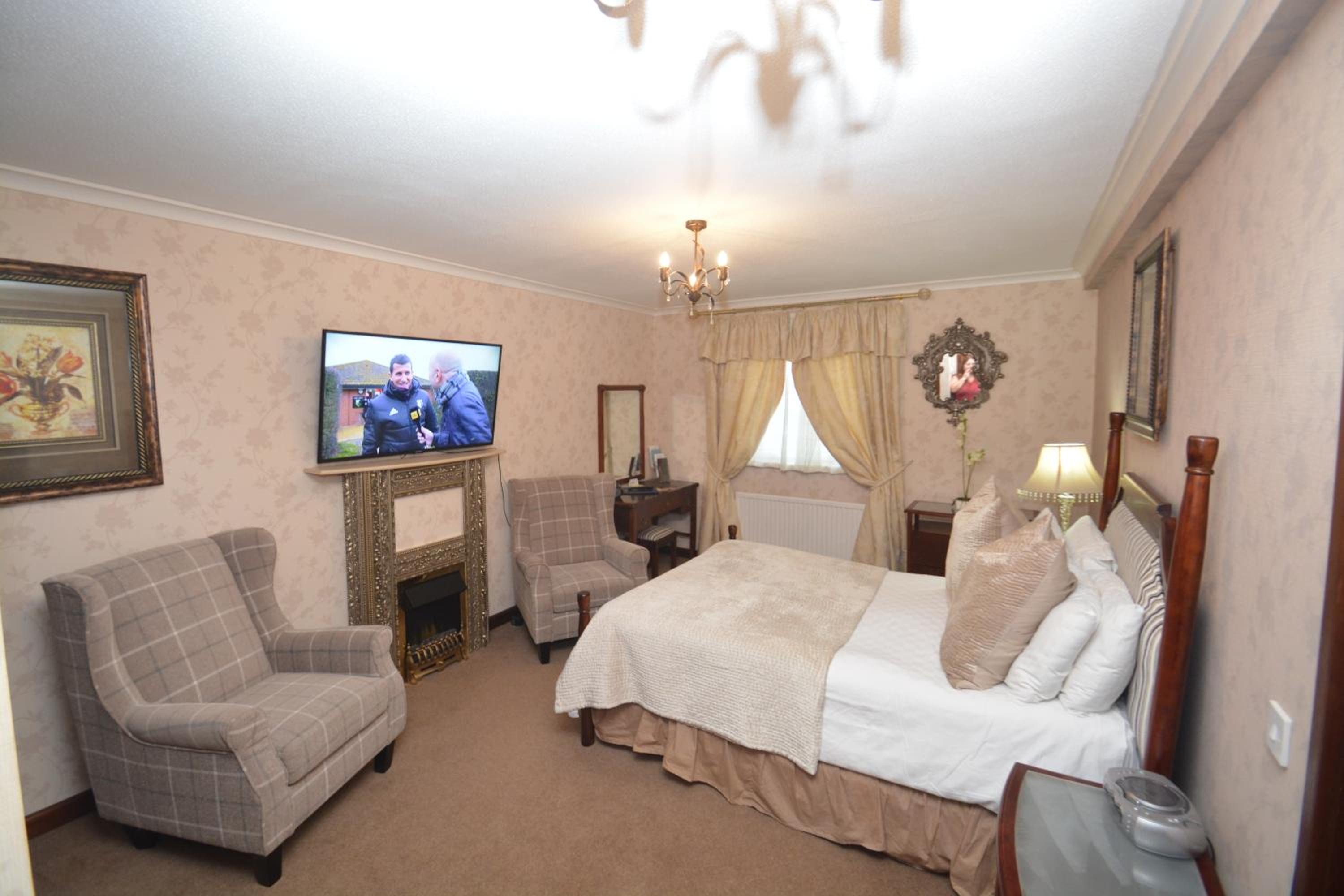 Superior Room with Spa Bath - Photo 7