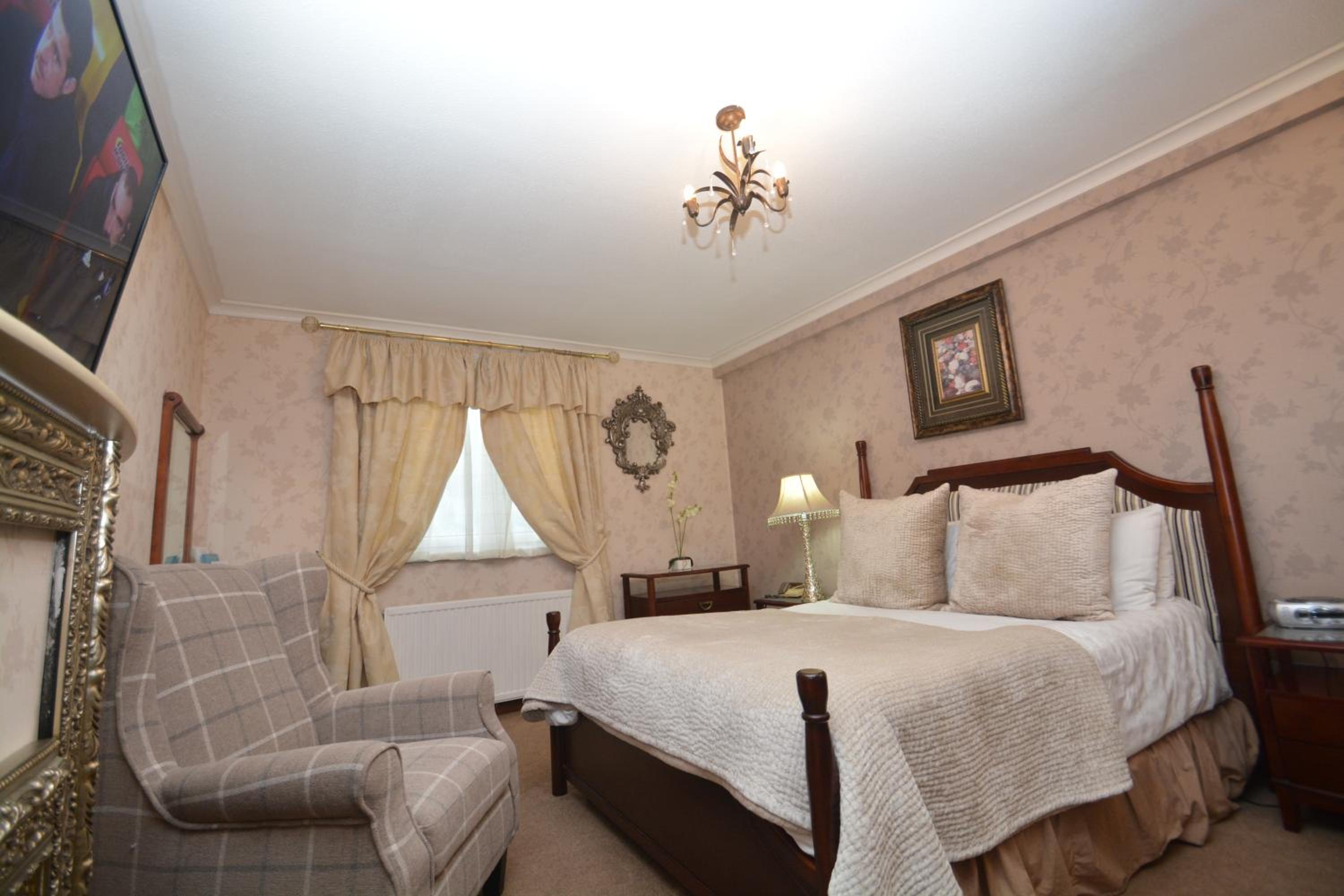 Superior Room with Spa Bath - Photo 8