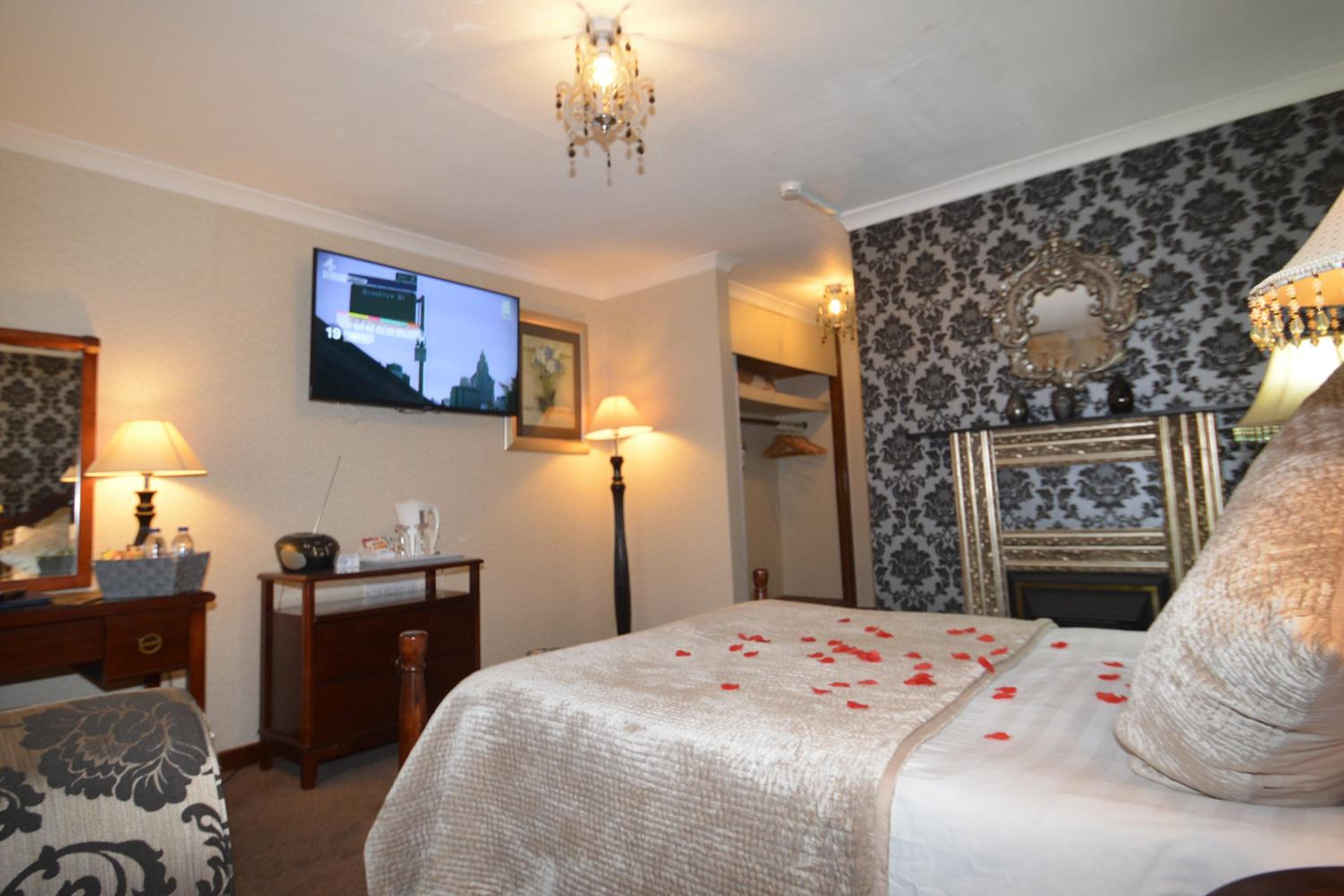 Superior Room with Spa Bath - Photo 10