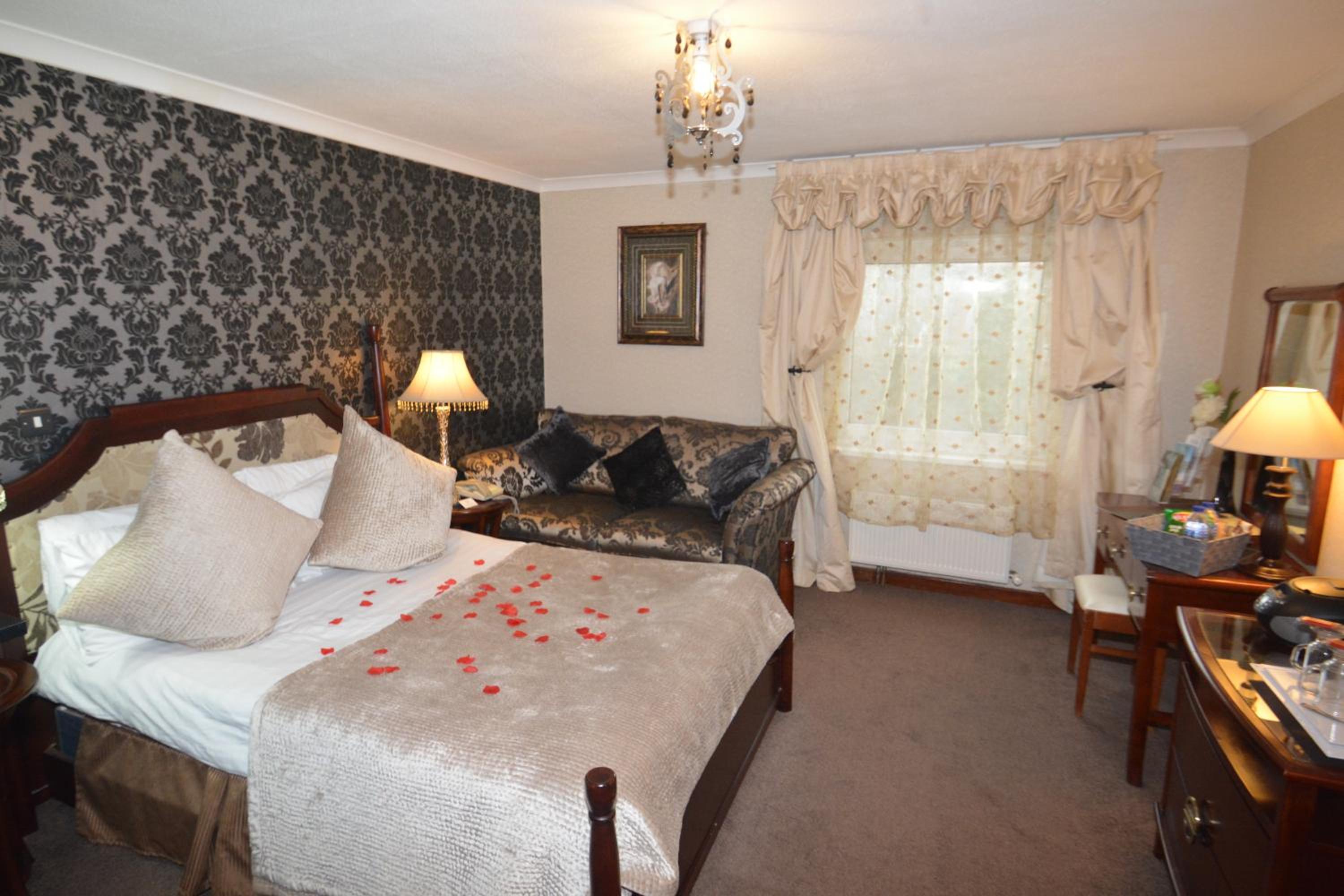 Superior Room with Spa Bath - Photo 11