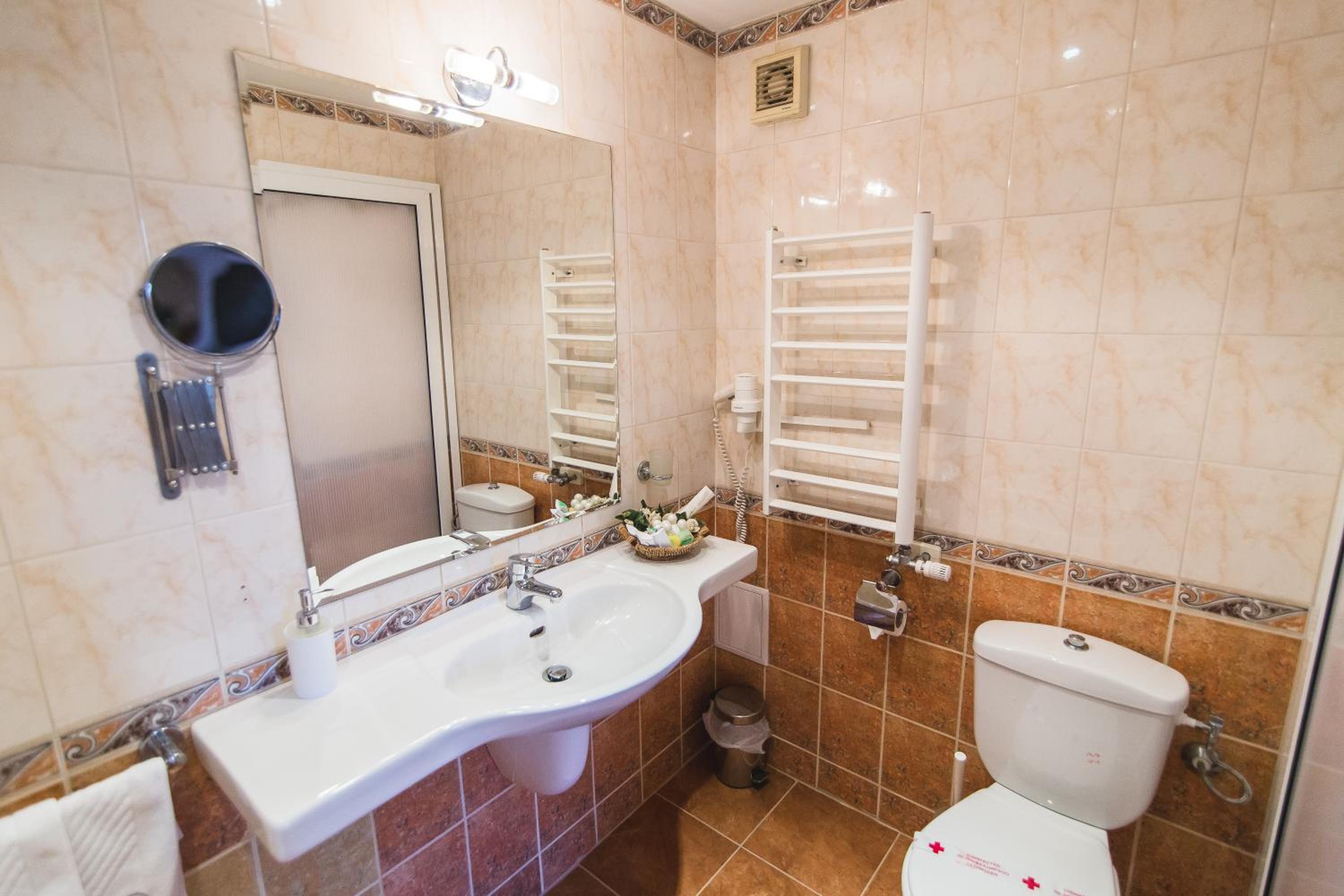 Deluxe Room (2 Adults + 1 Child) photo 2