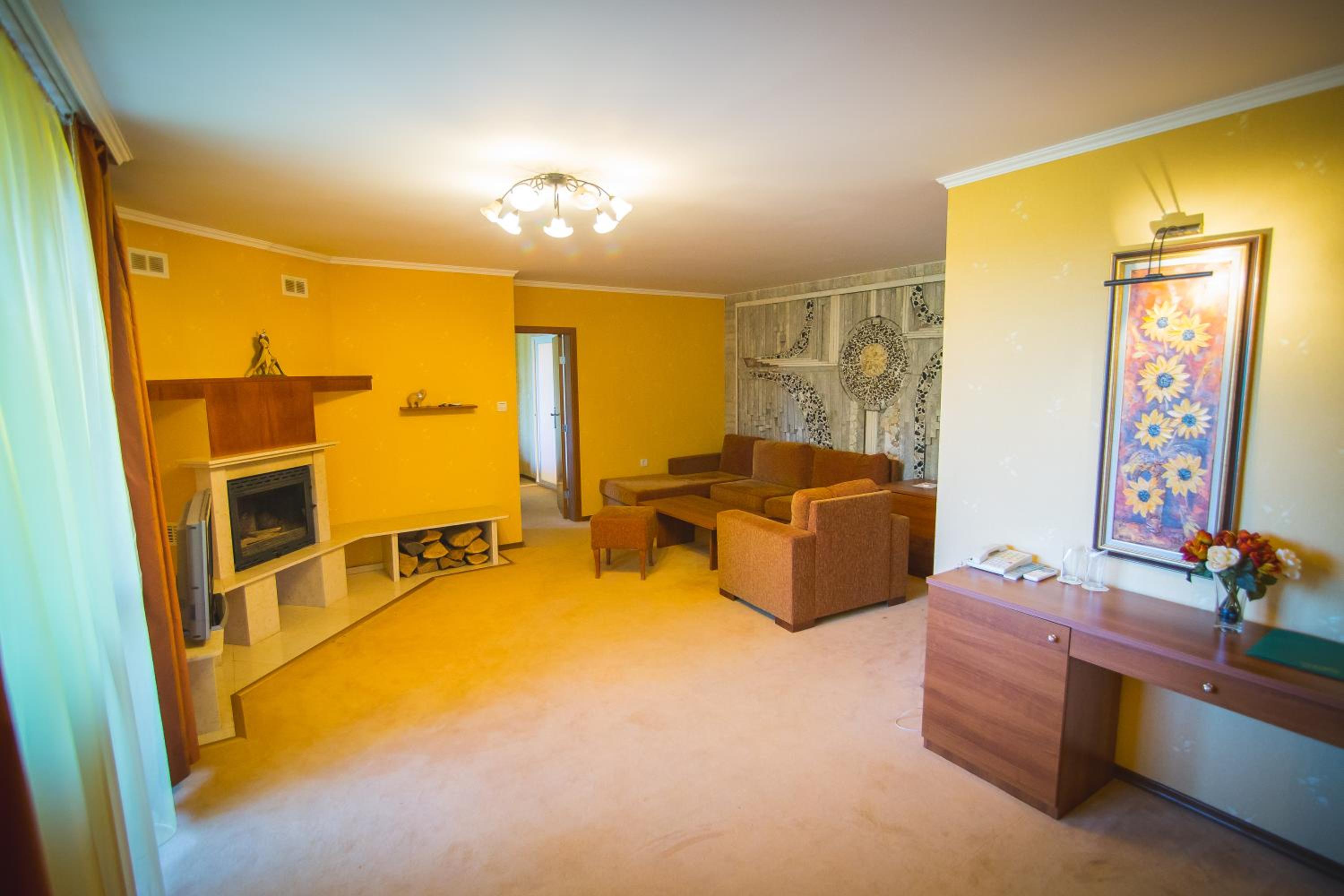 Two-Bedroom Suite with Balcony (3 Adults or 2 Adults and 2 Children) photo 3