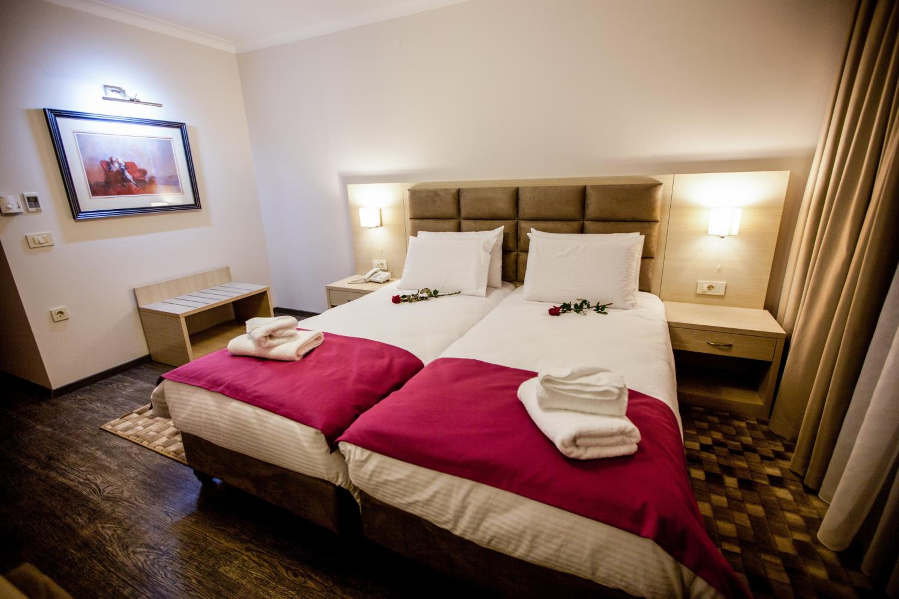 Deluxe Room with Lake View - Photo 4