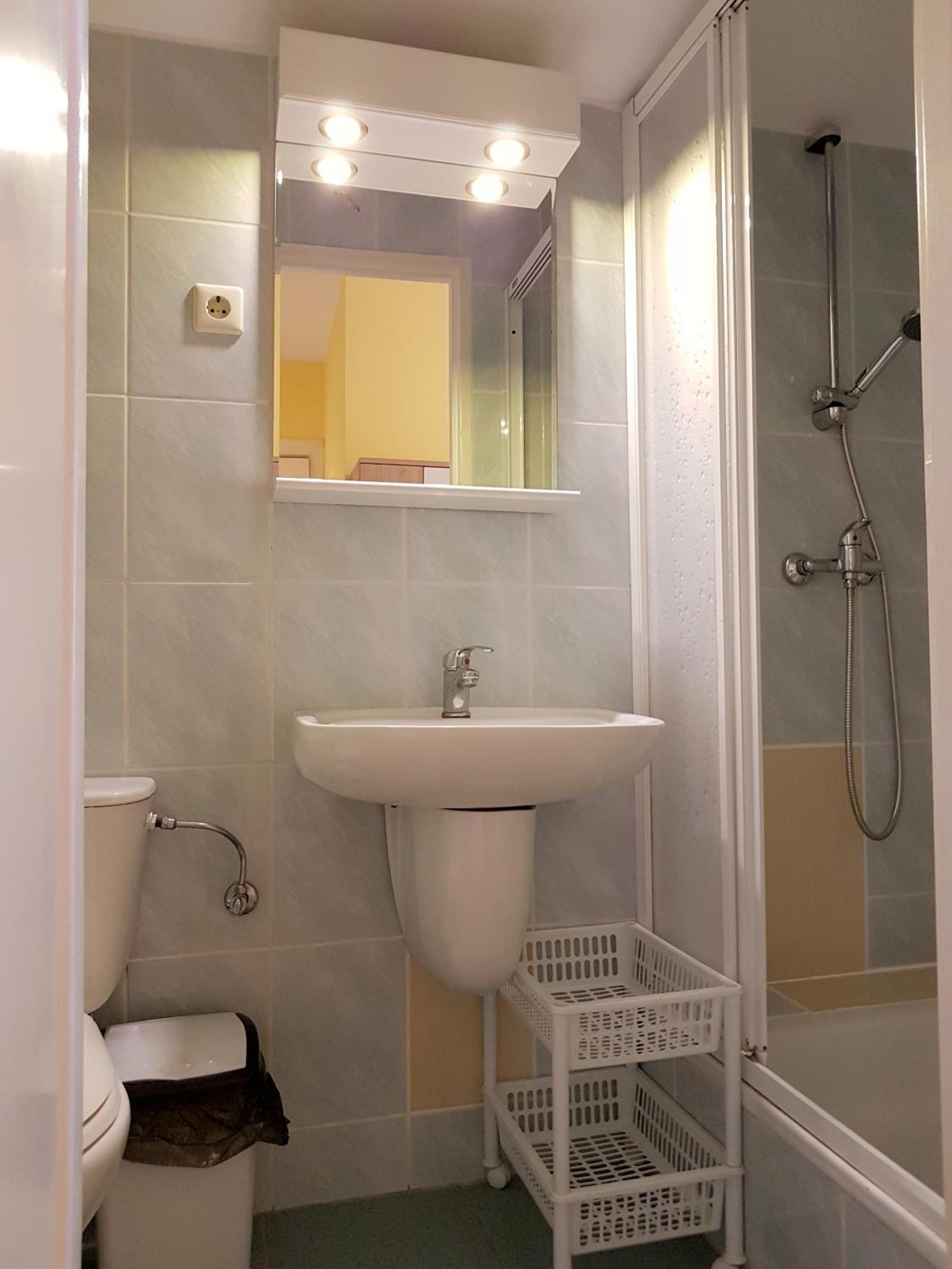 Quadruple Room with Private Bathroom - Photo 3