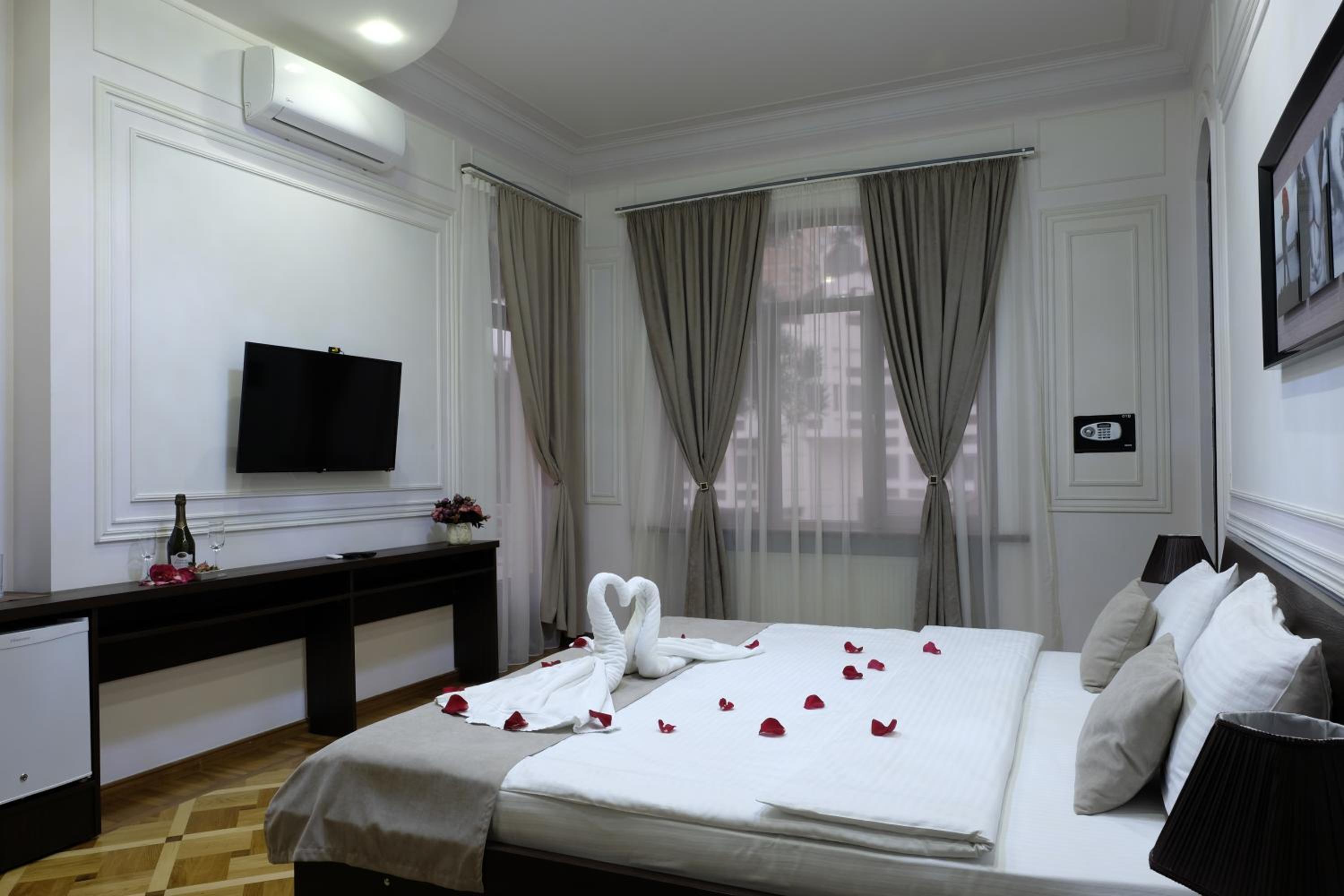 Suite with Spa Bath and Balcony