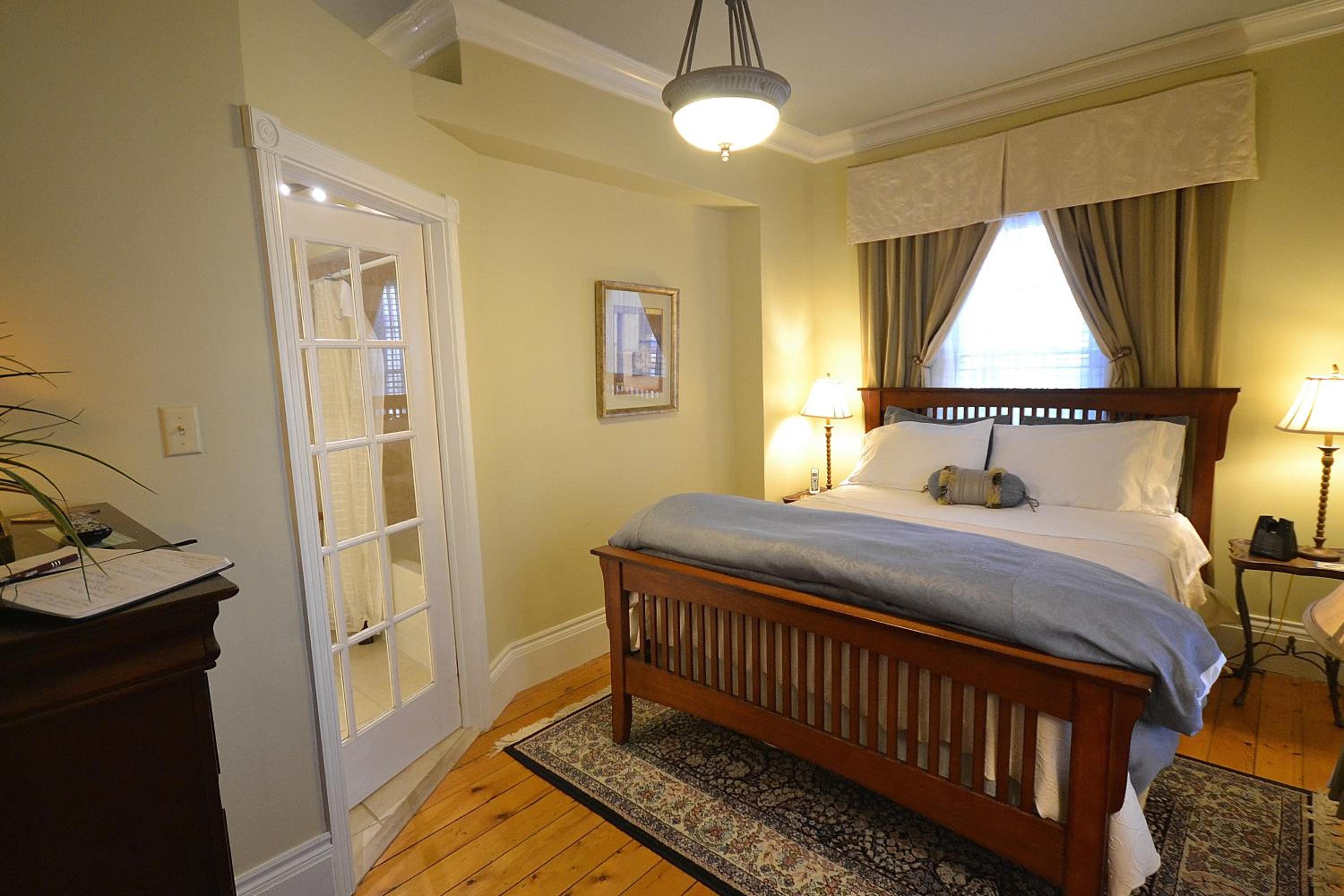 Queen Room photo 2