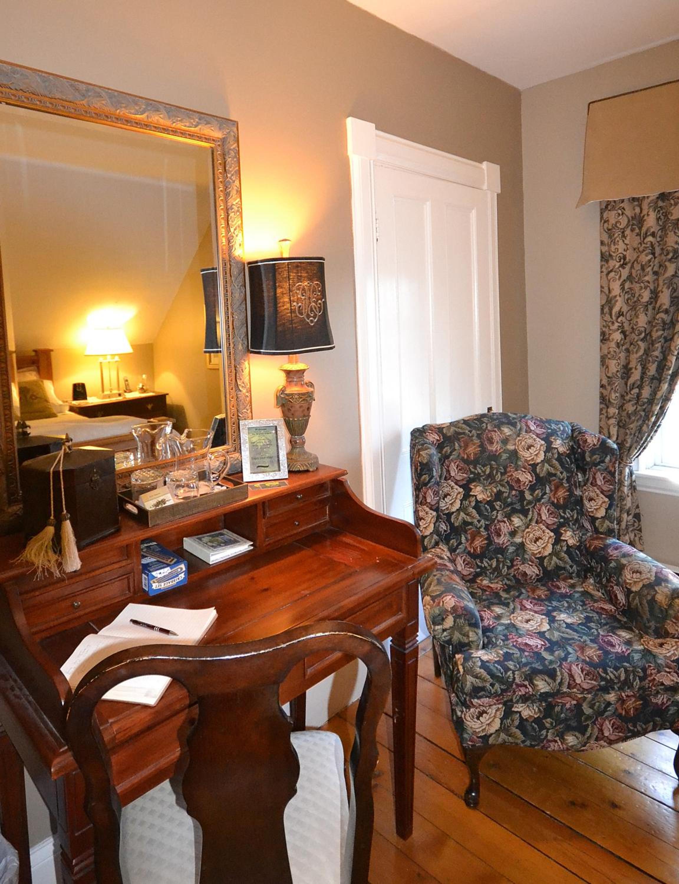 Queen Room with Private External Bathroom photo 3