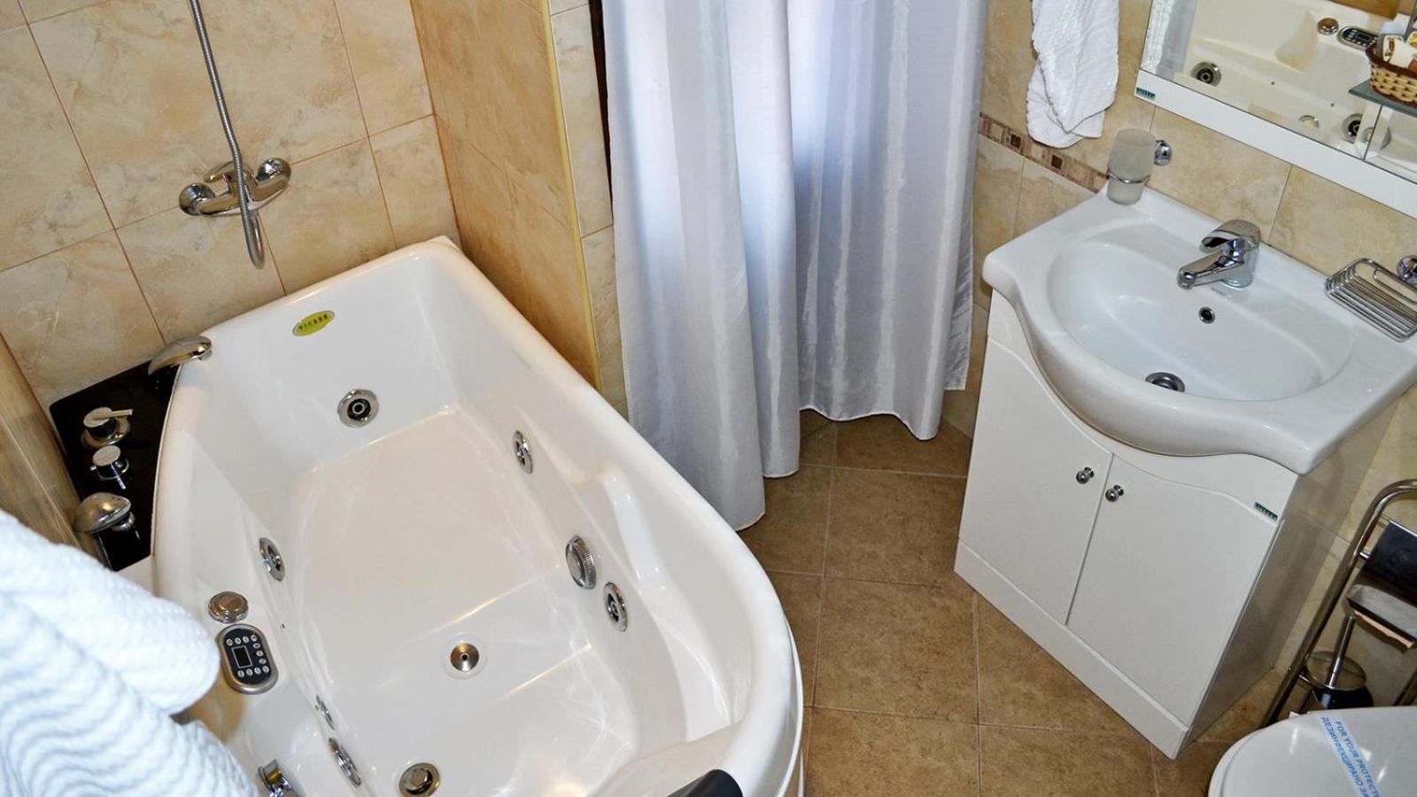 Suite with Balcony - Photo 6