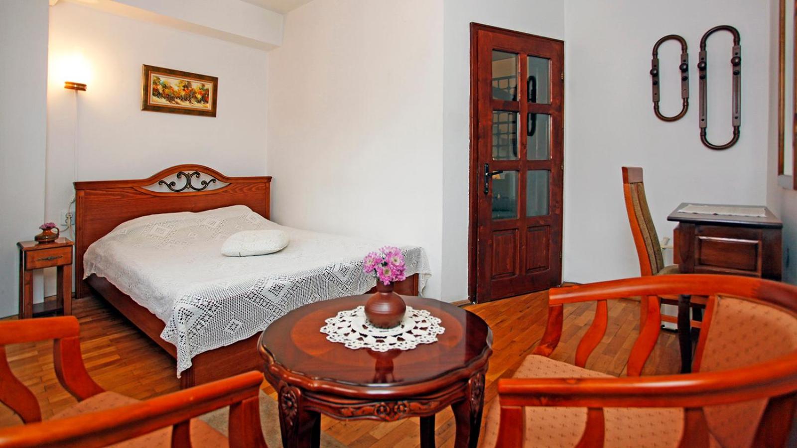 Double Room - Photo 7