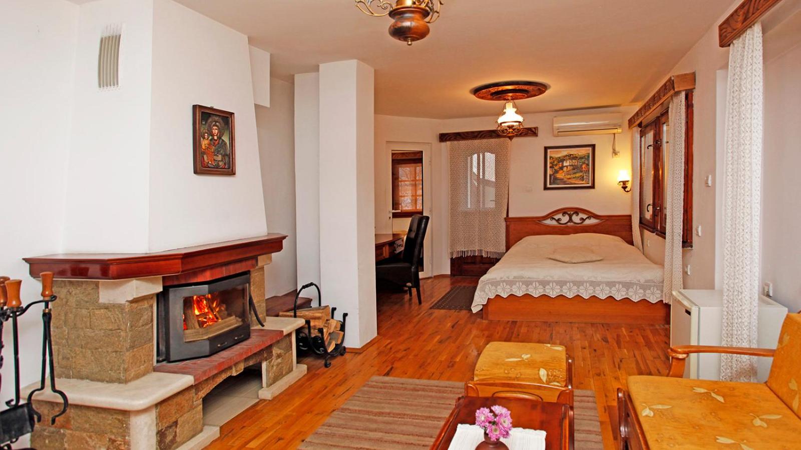 Deluxe Double Room with Balcony - Photo 5