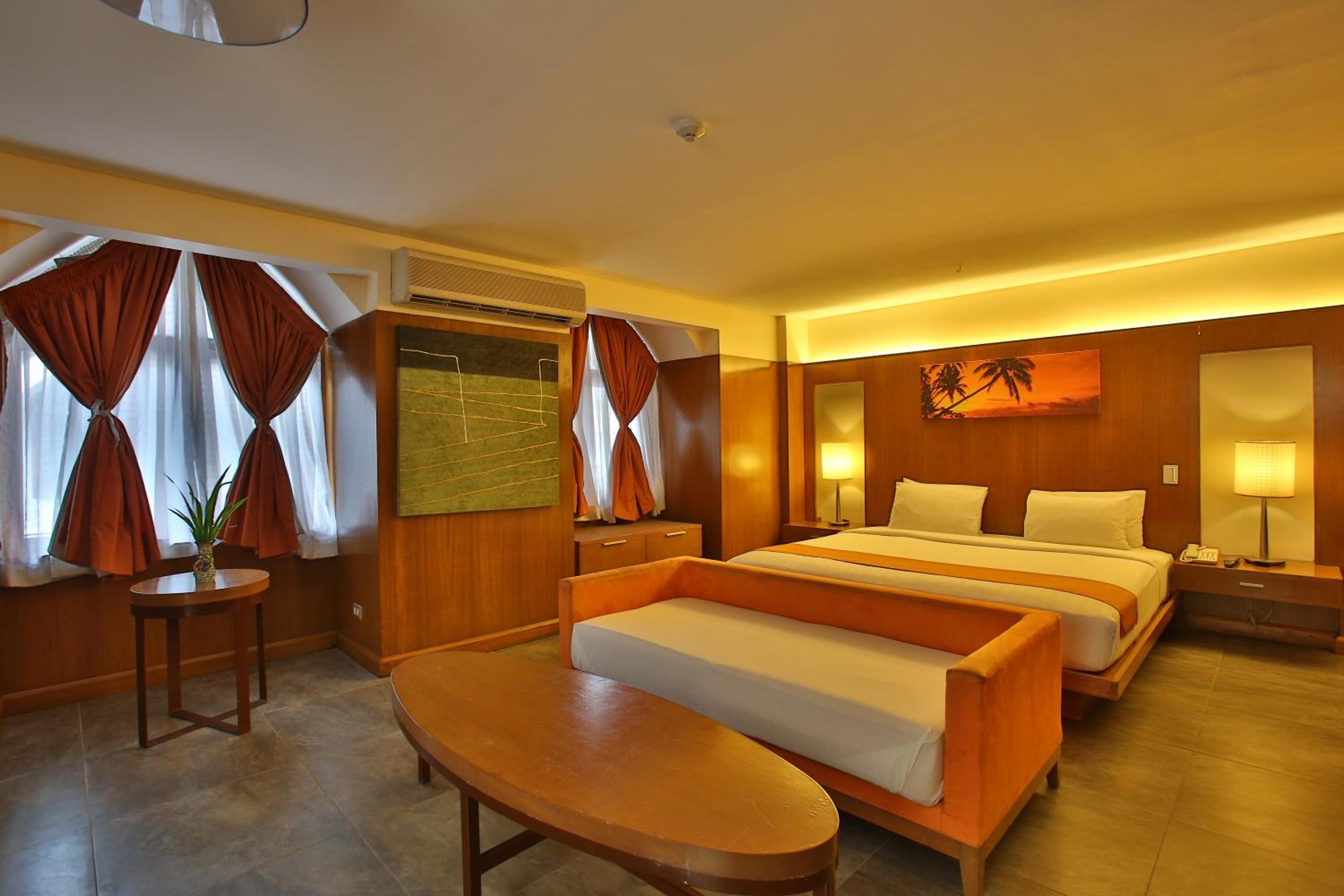 Executive Suite - Photo 4