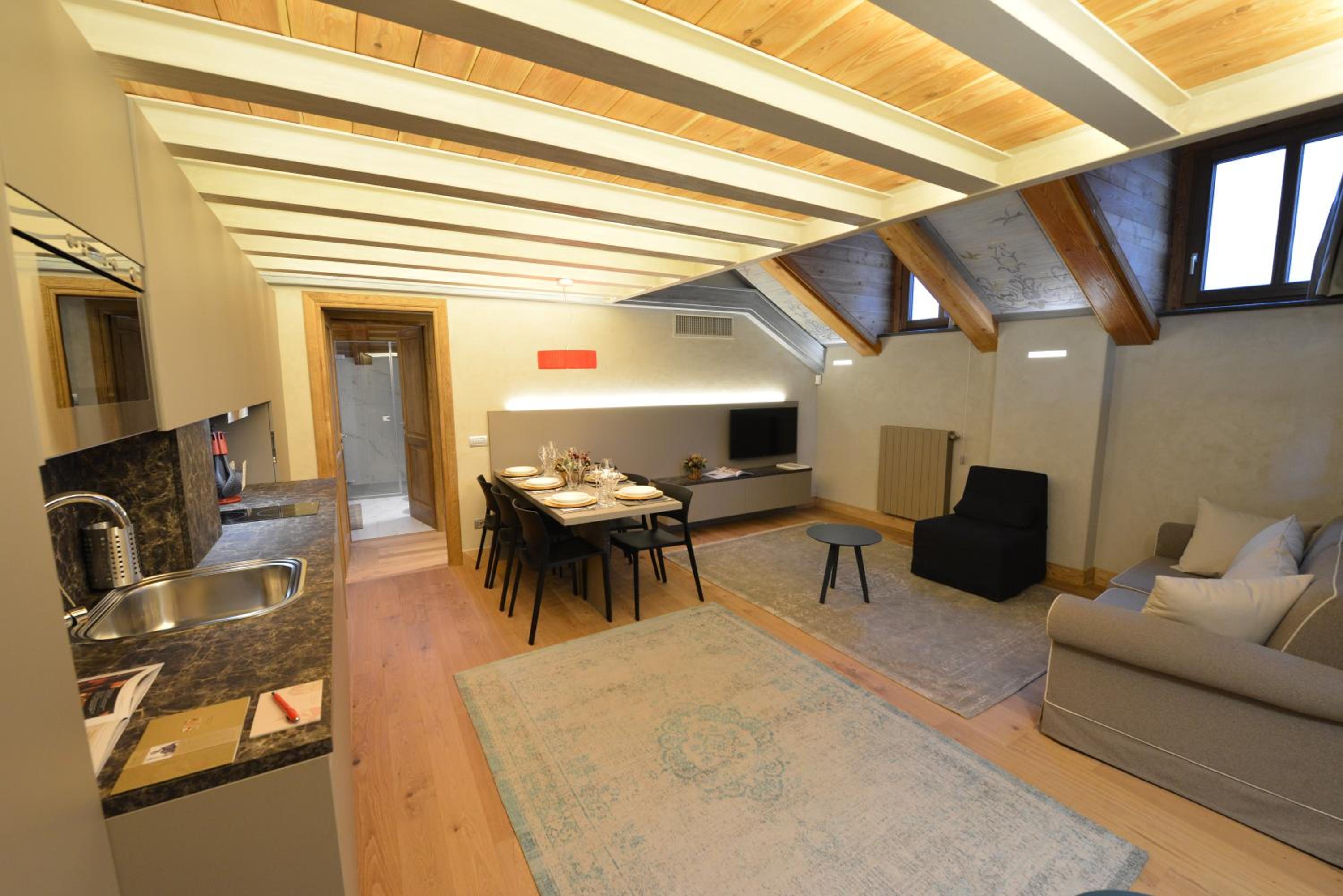 Apartment - Split Level - Photo 10
