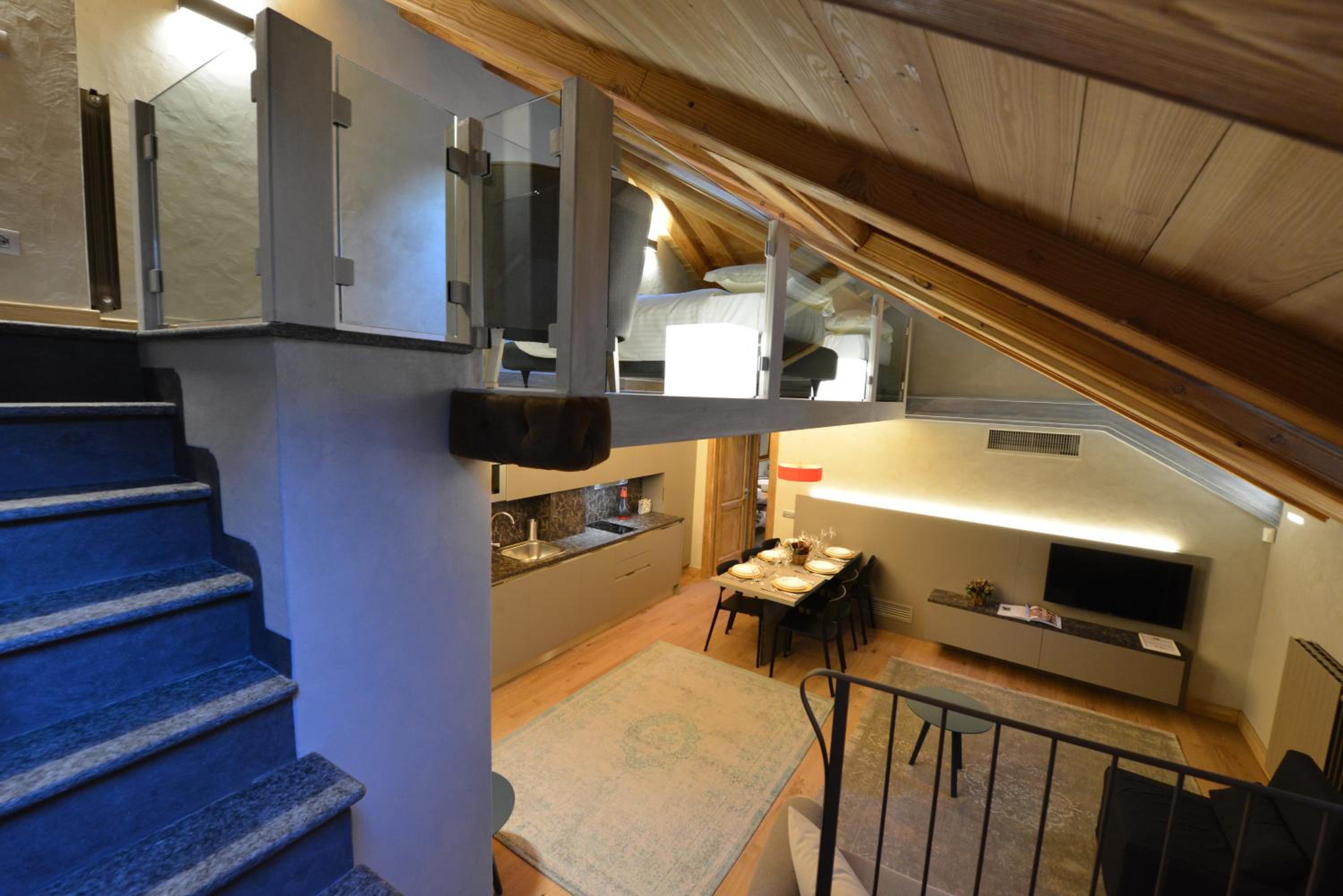 Apartment - Split Level - Photo 5
