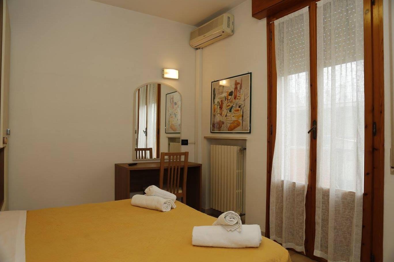 Standard Double or Twin Room - Photo 5