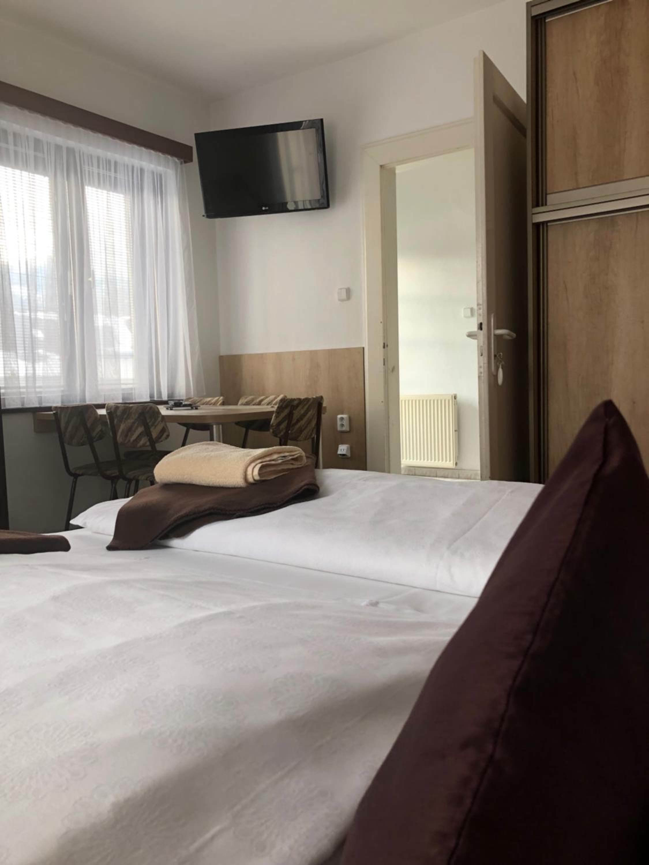 Two Triple Rooms with Bathroom photo 1