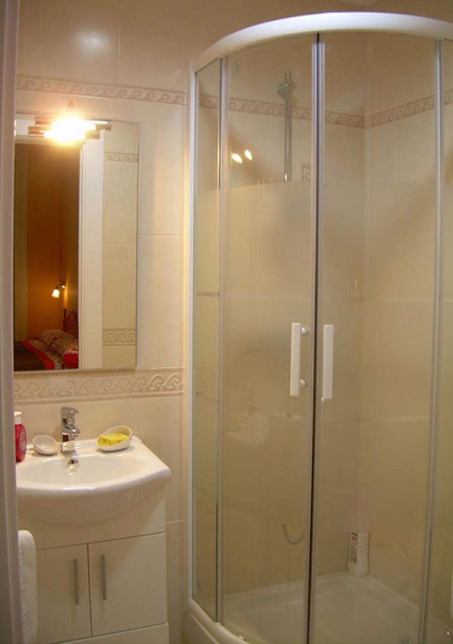 Double Room with Extra Bed and private bathroom photo 2